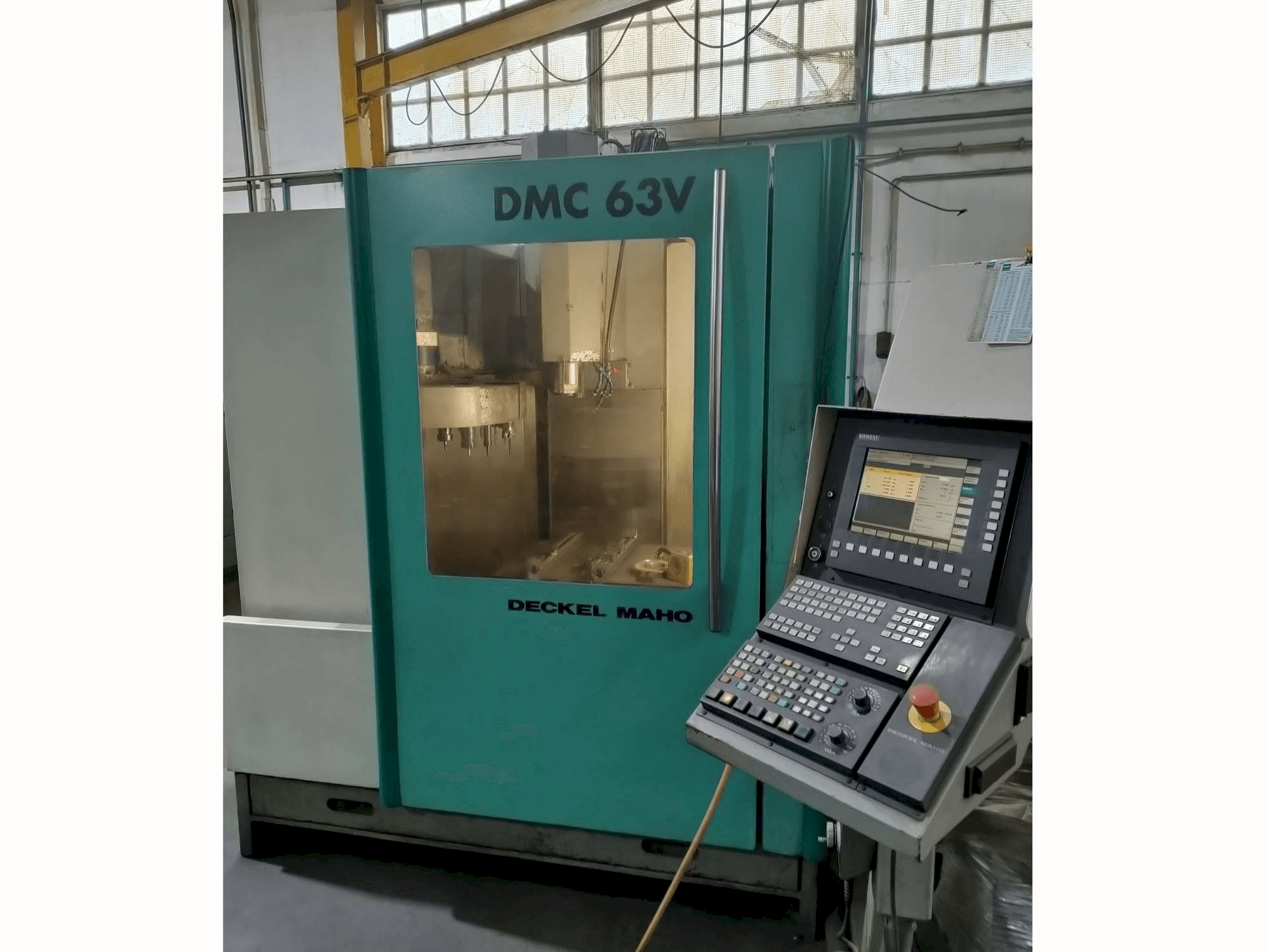 Koneen DECKEL MAHO DMC 63V etunäkymä