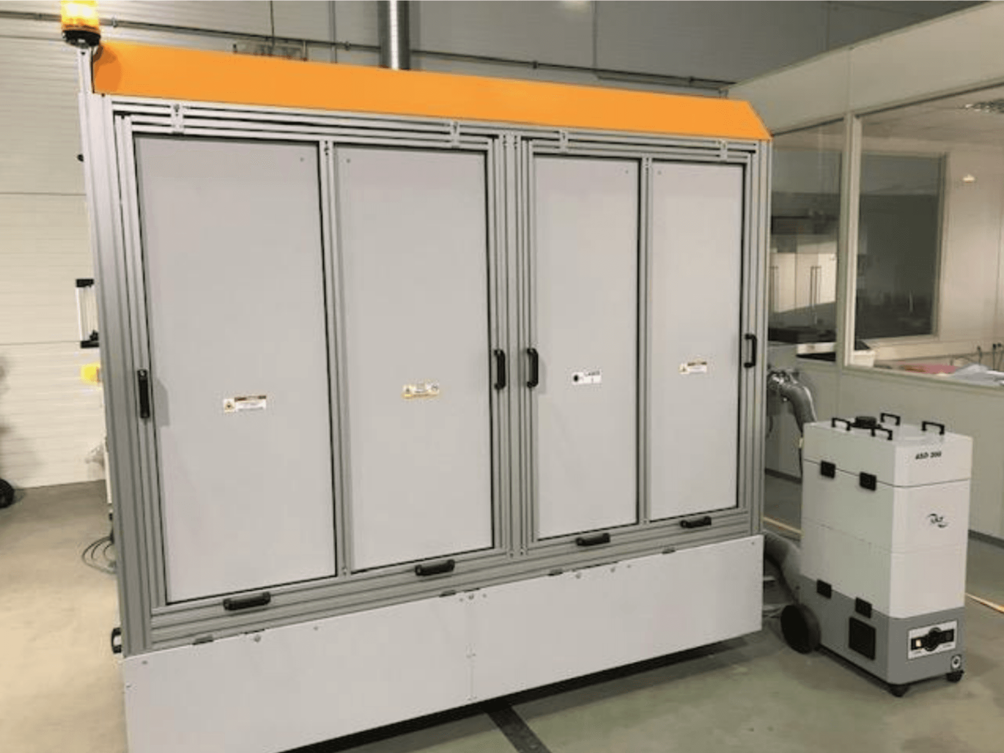 4JET Pearl M -kuitulaserleikkauskone, etukuva, jossa turvavalo, ohjauspaneeli ja liitetty poistoyksikkö näkyvissä.