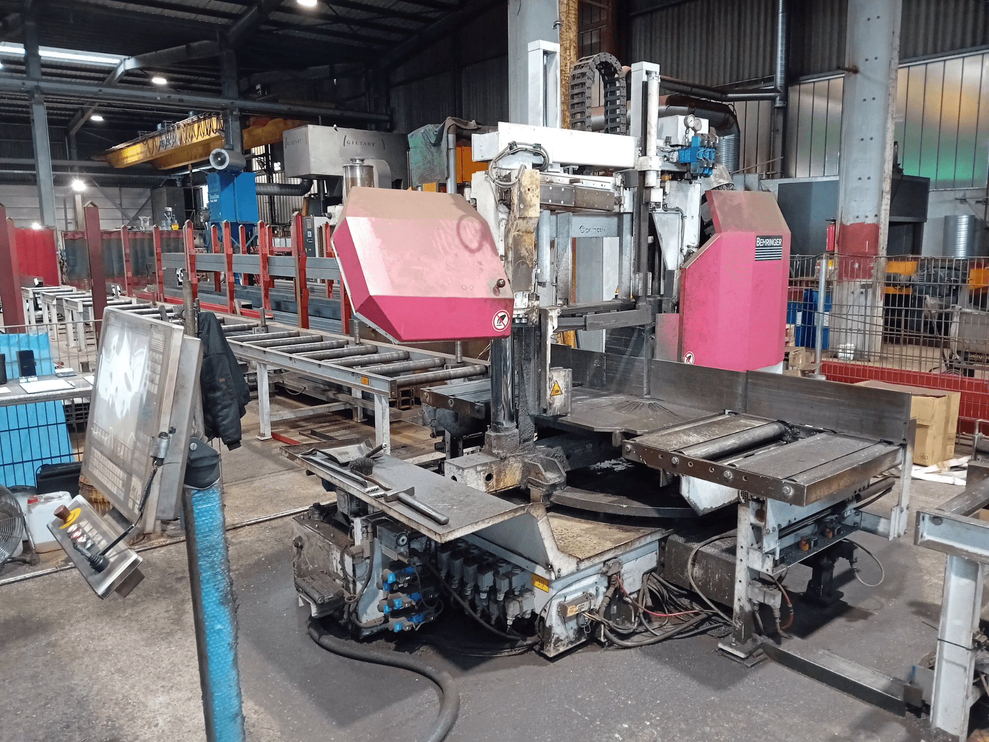 Behringerin vannesahakone tehtaalla, etukuva, jossa on suuri leikkuuterä ja ohjauspaneeli painikkeineen.