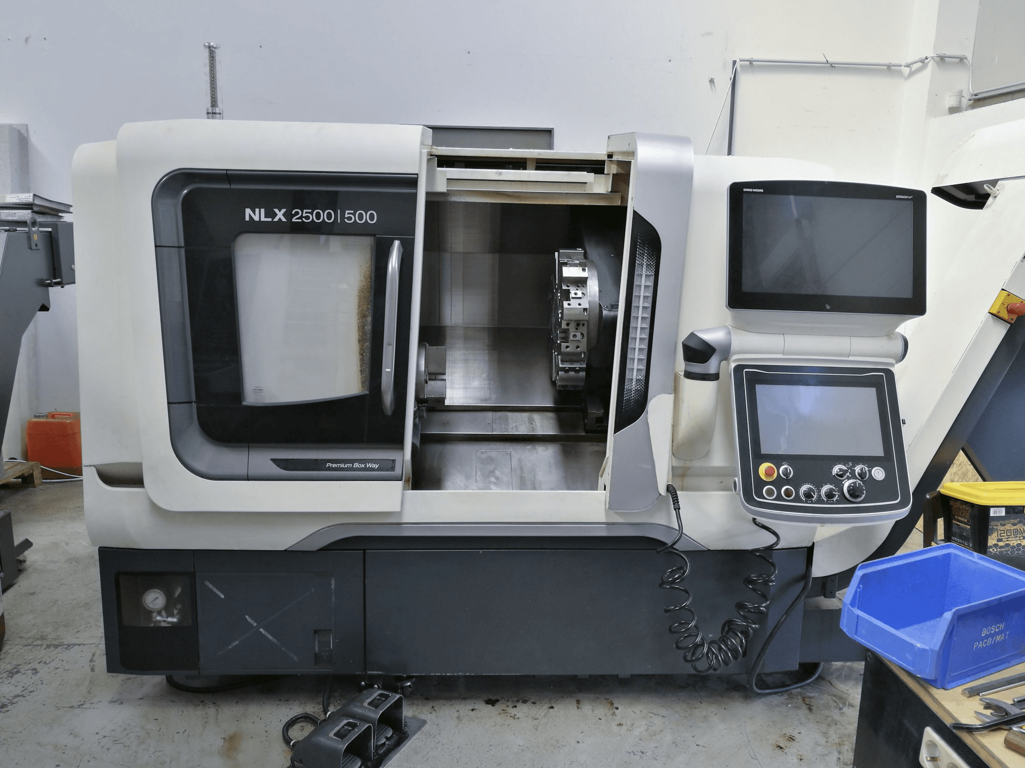 Koneen DMG MORI etunäkymäNLX 2500/500