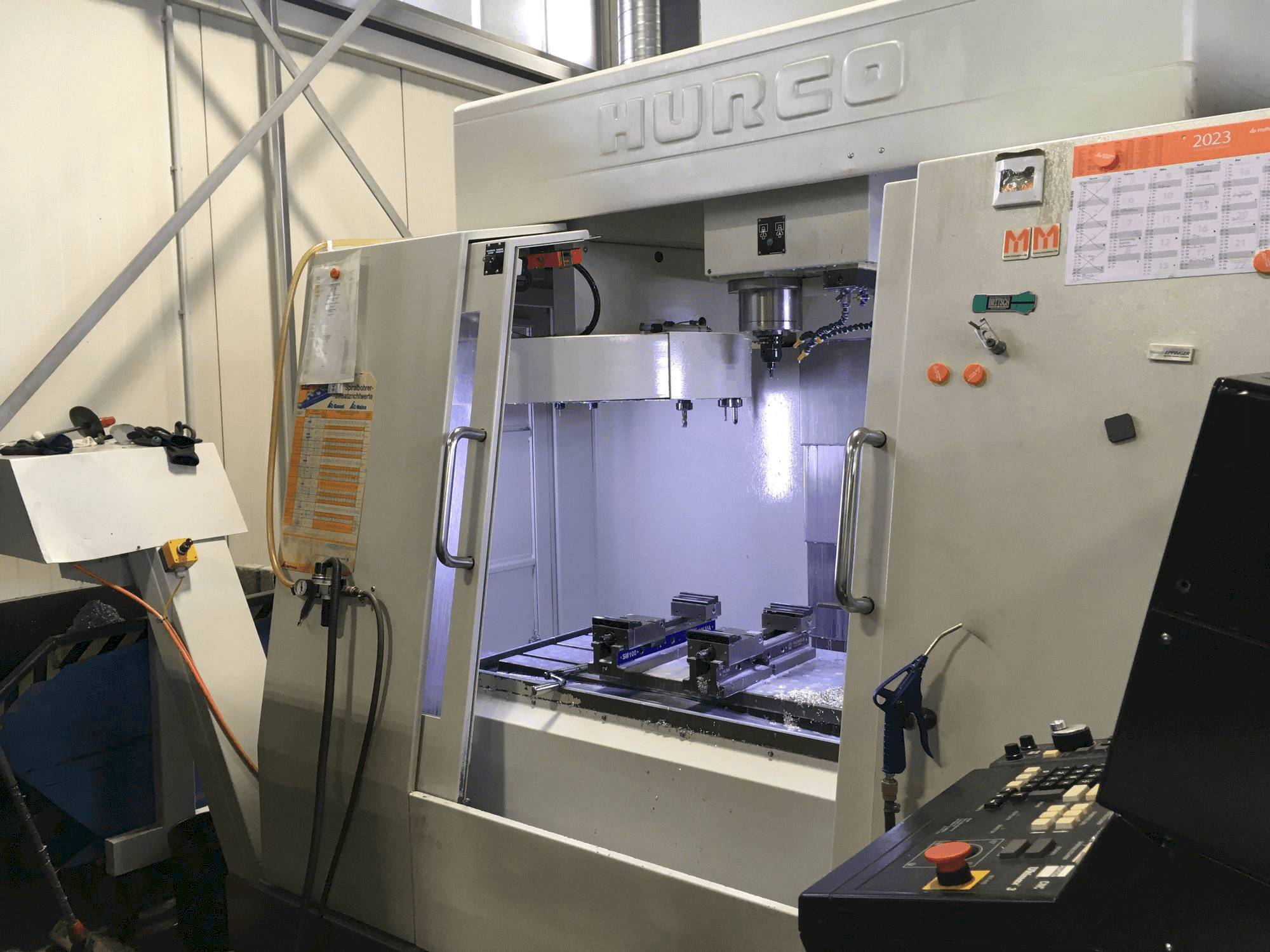 Koneen Hurco BAC 30 HTM etunäkymä