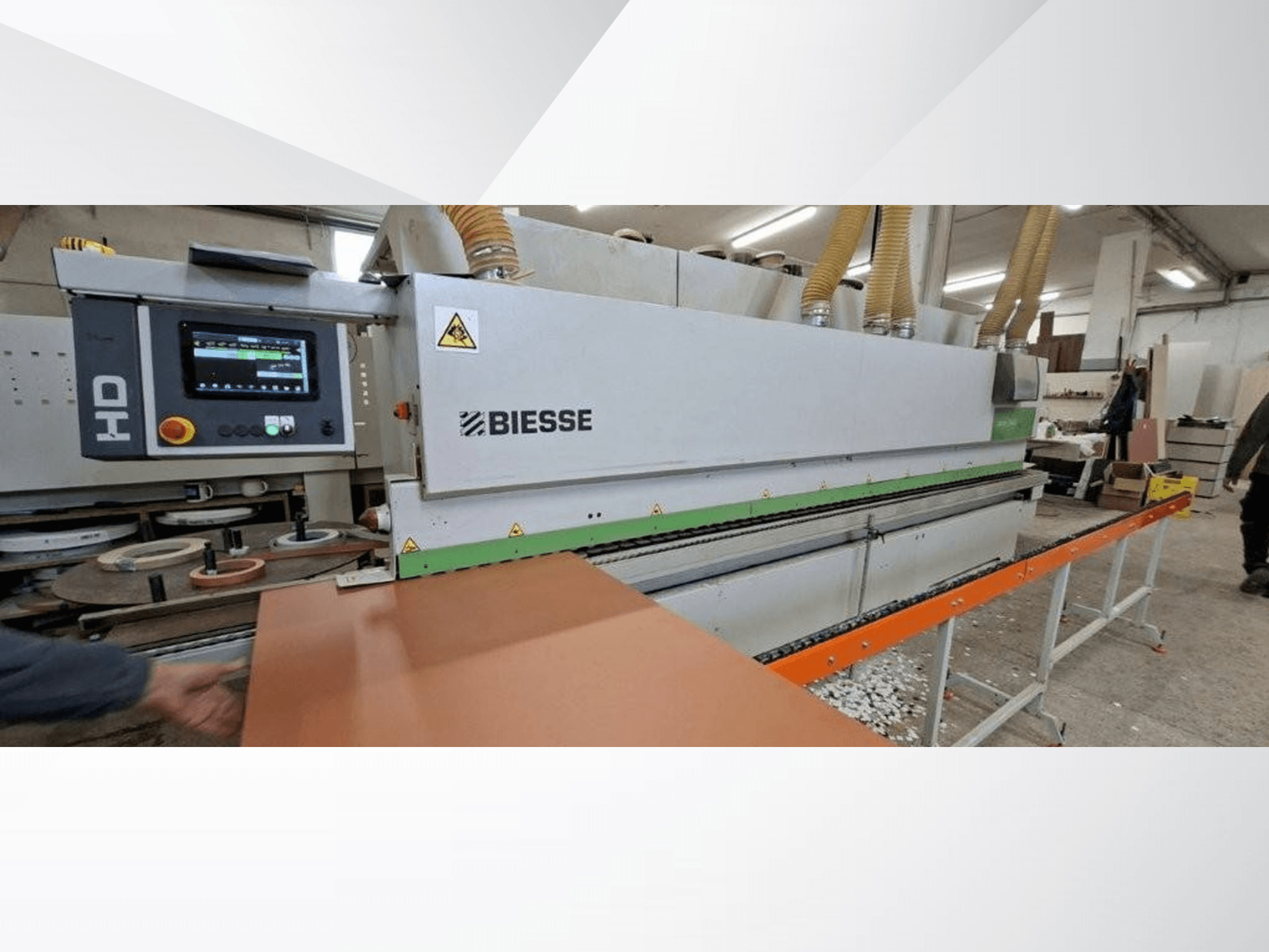 BIESSE JADE 340 -reunakone työpajassa, etunäkymä digitaalisella ohjauspaneelilla ja oranssilla syöttöpöydällä.