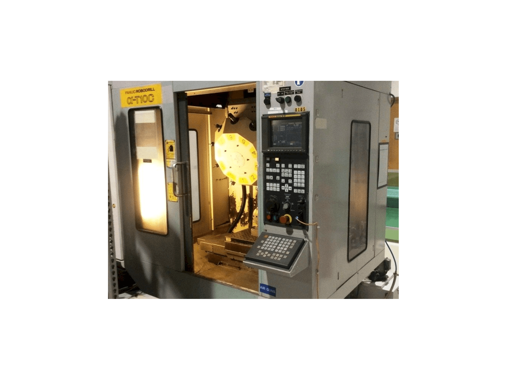 Koneen FANUC RoboDrill Q-T10C etunäkymä