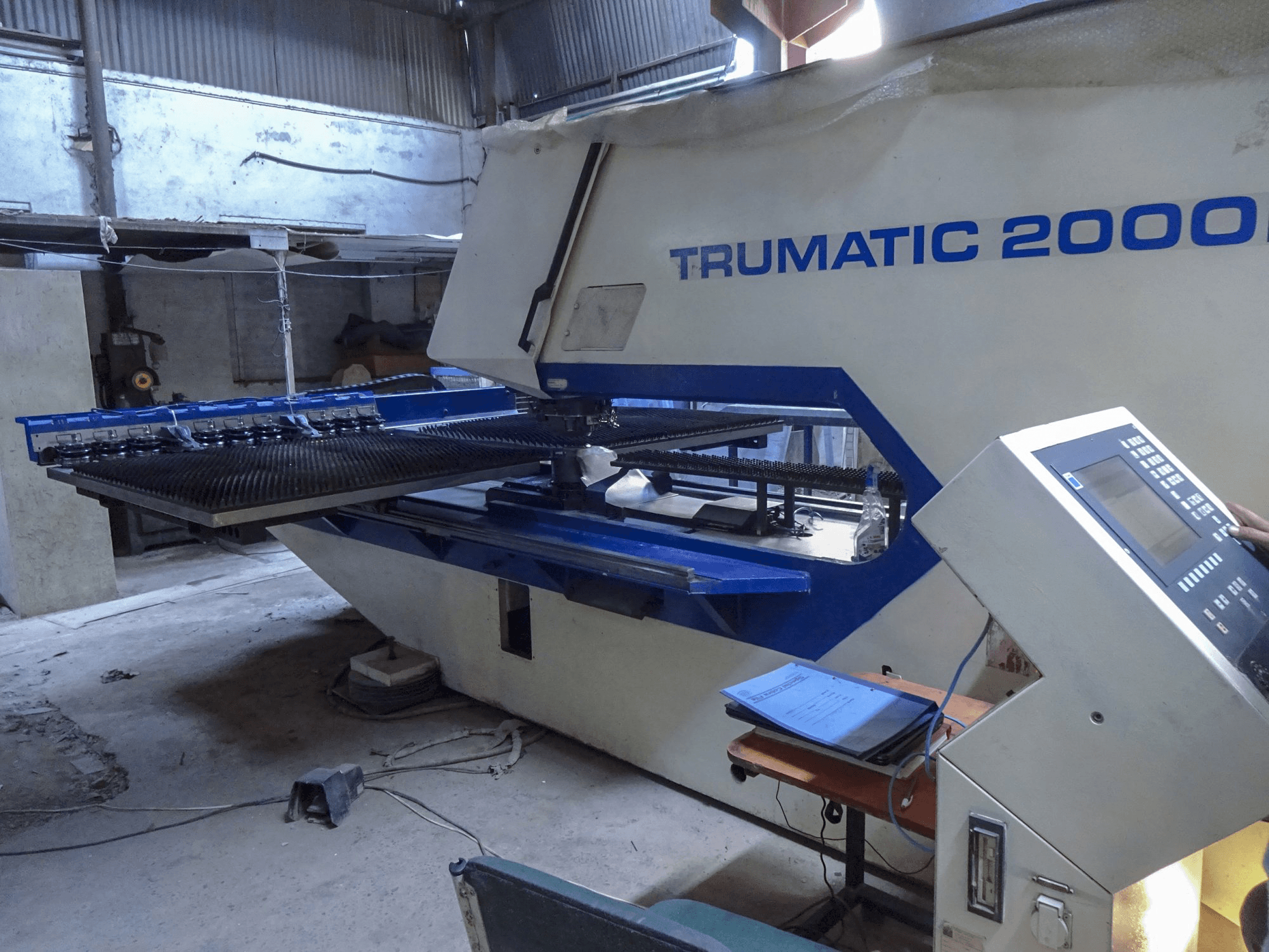 Koneen Trumpf etunäkymäTrumatic 2000 R