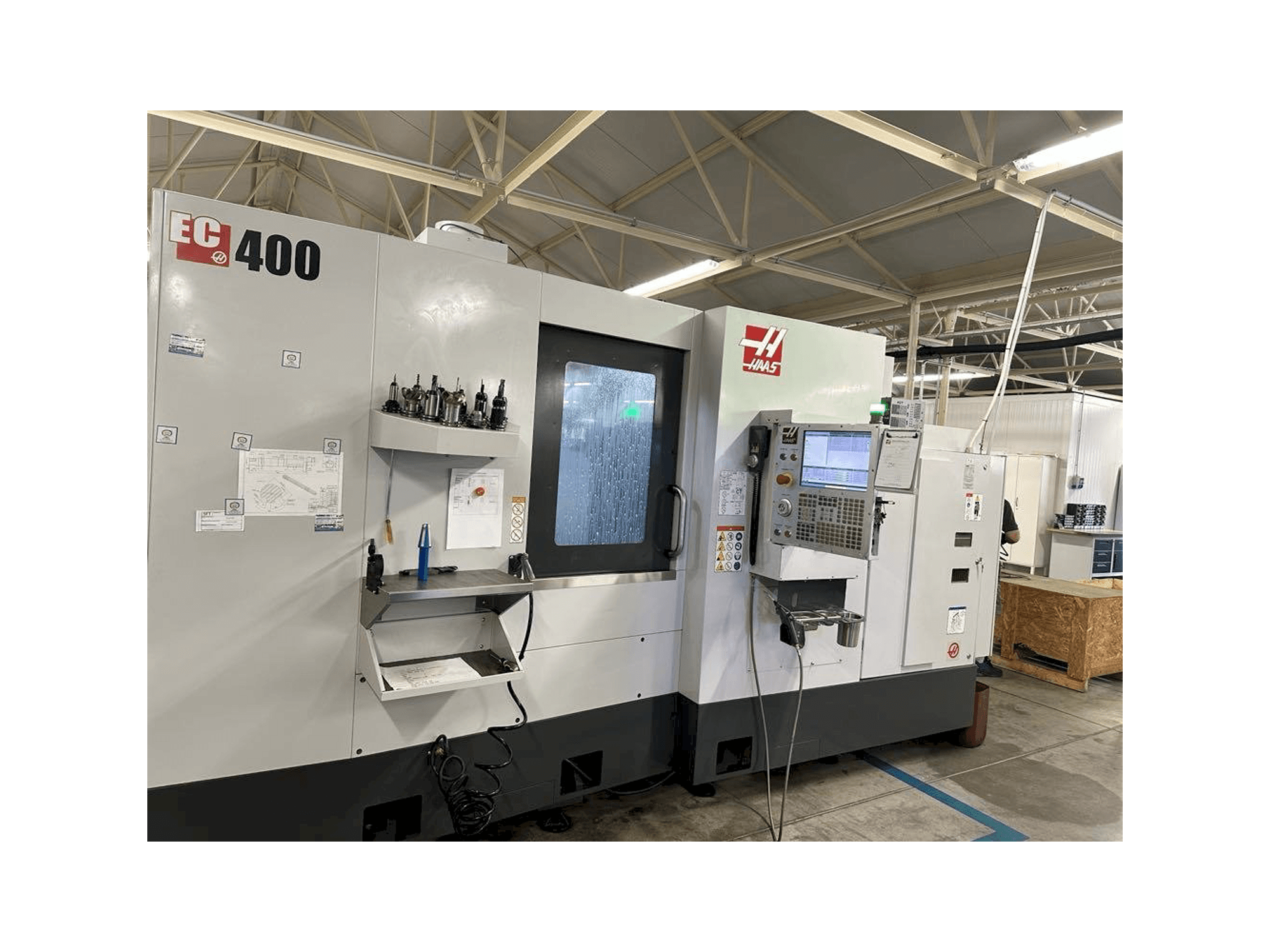 Koneen HAAS EC-400 etunäkymä