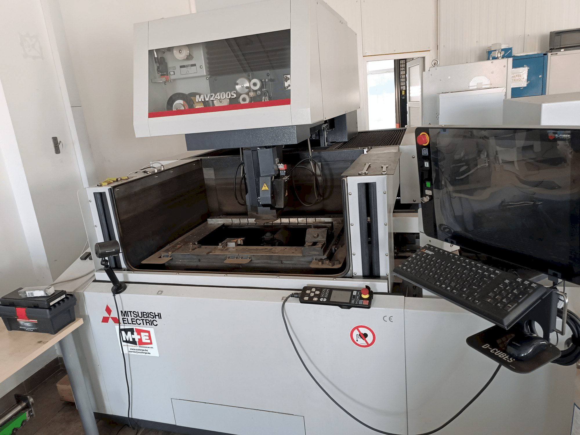 Koneen Mitsubishi MV2400S etunäkymä