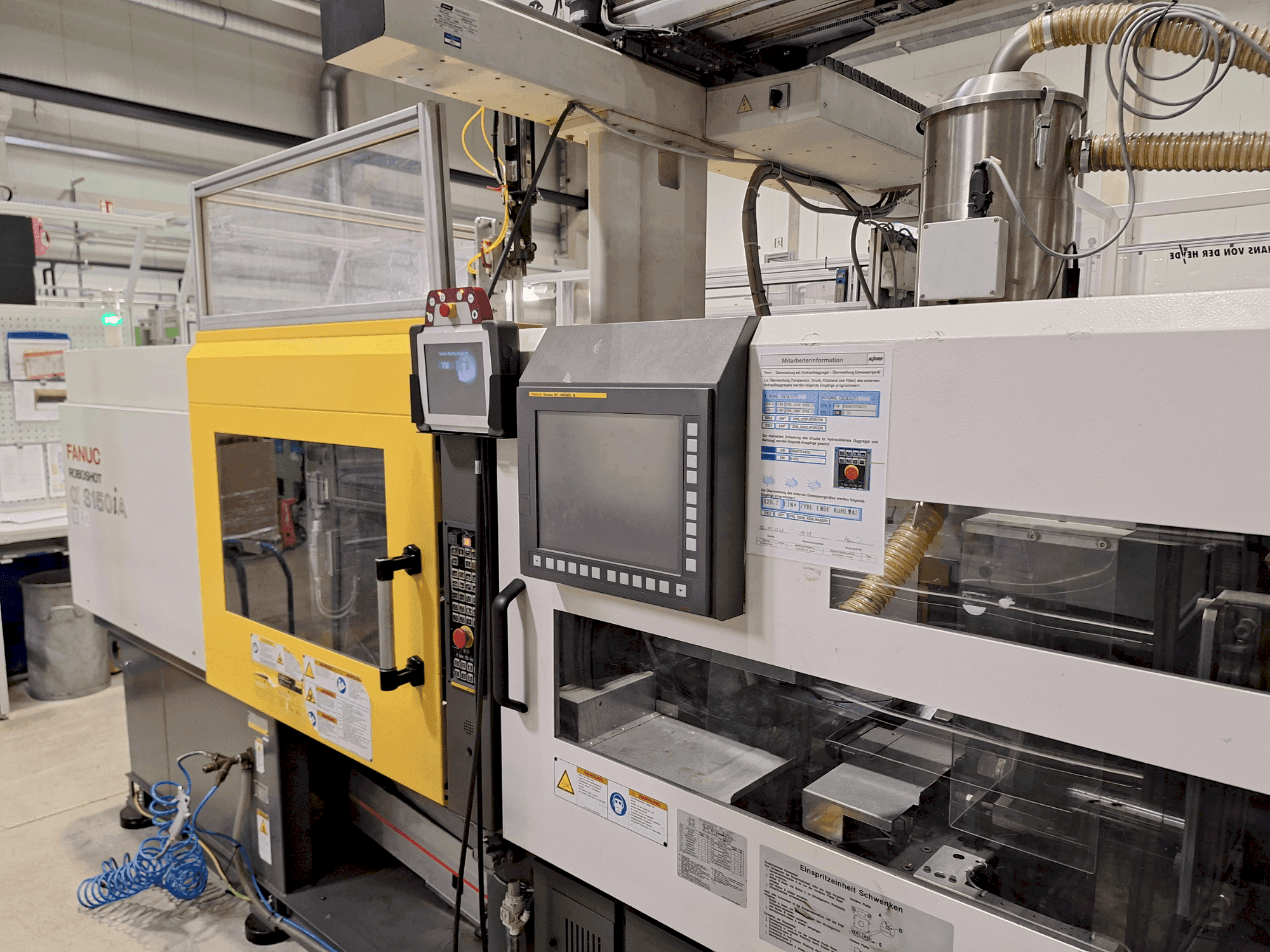 Koneen FANUC Roboshot S150iA etunäkymä