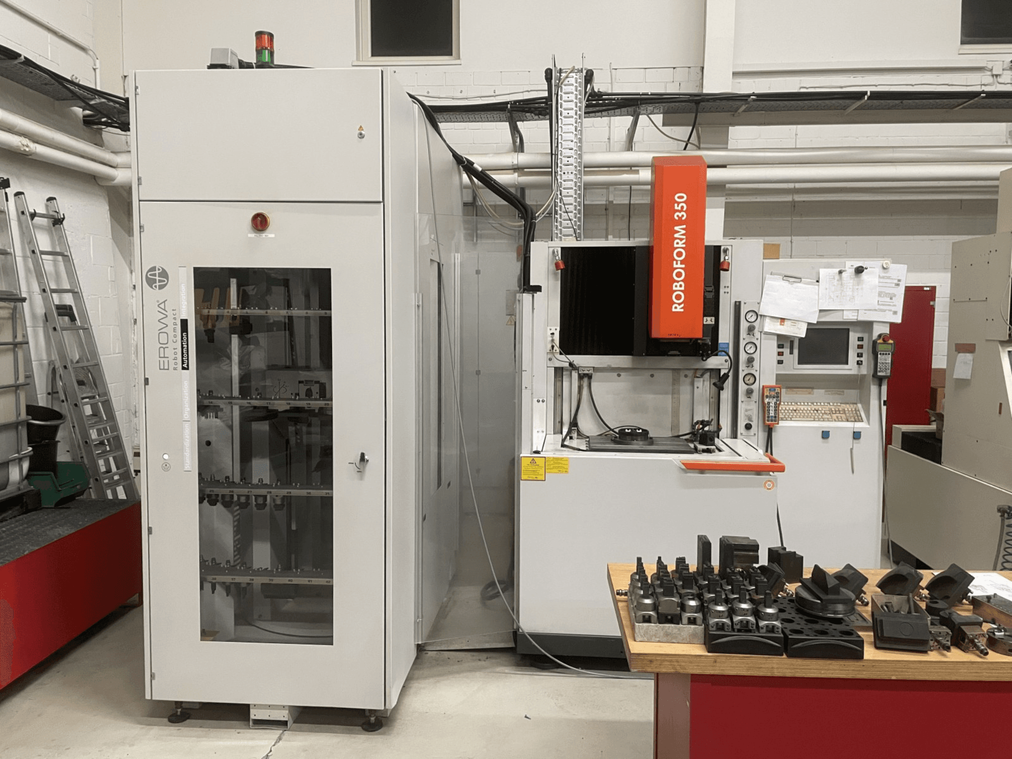 CHARMILLES Roboform 350 -ruiskupuristuskone, etukuva, jossa työkalut ovat esillä pöydällä ja viereiset laitteet.