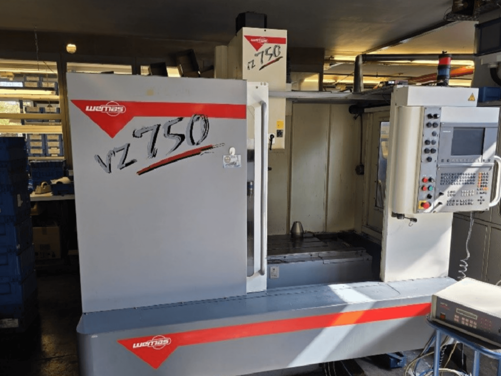 WEMAS VZ 750 CENTURY -pystytyöstökeskus, etukuva, jossa näkyy ohjauspaneeli ja työtila-alue.