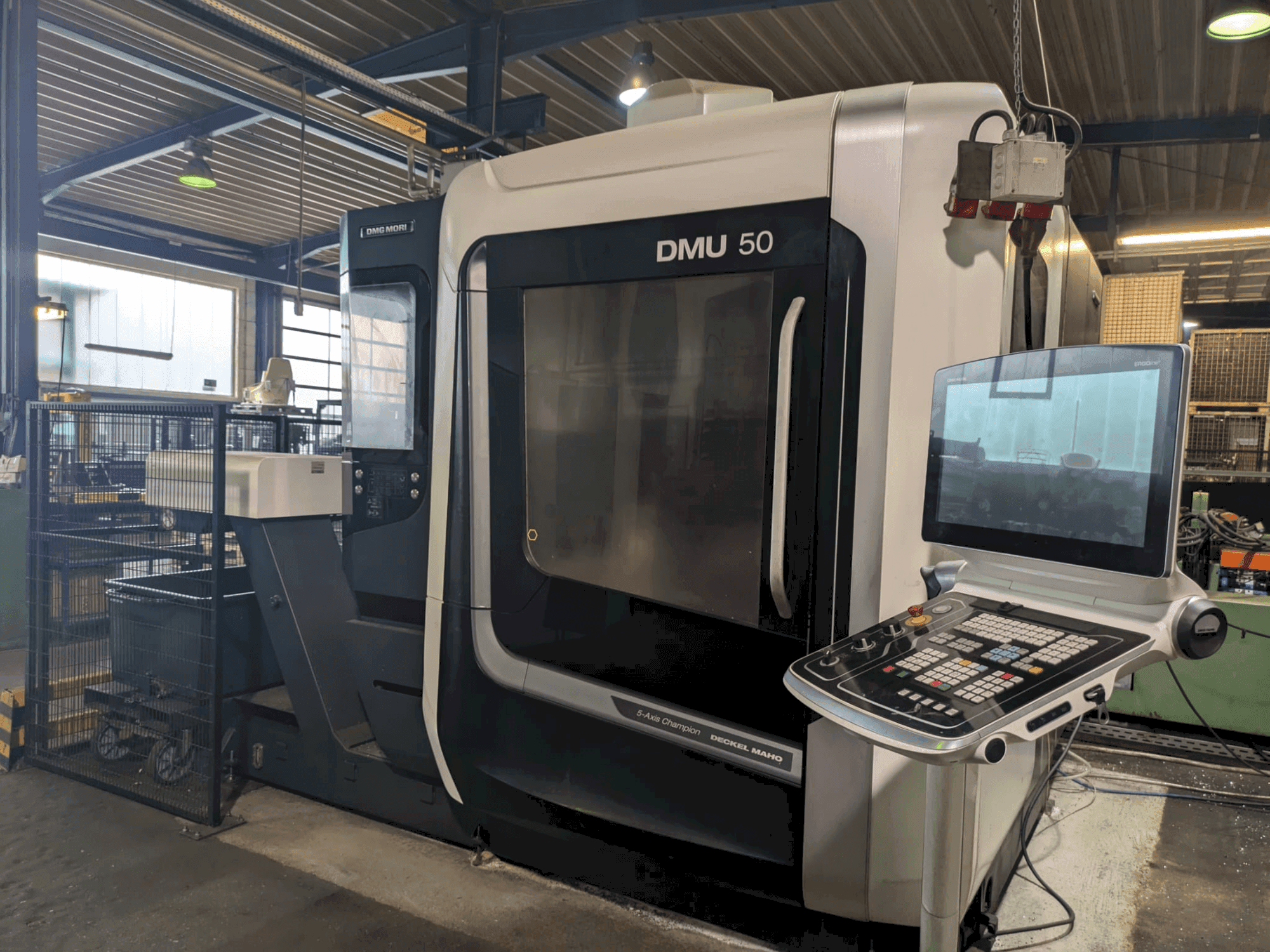 Koneen DMG MORI DMU 50 3rd Gen etunäkymä