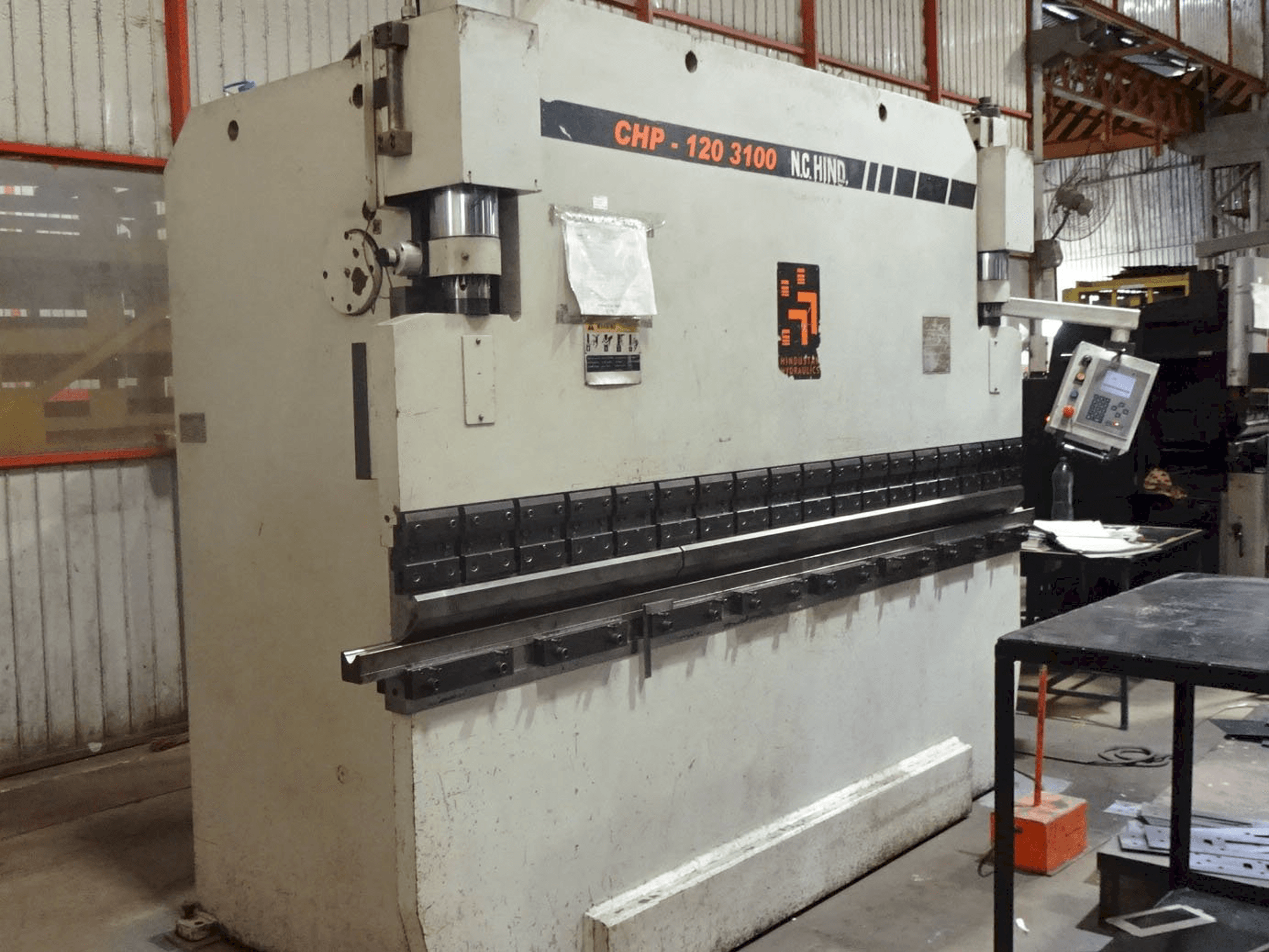 Koneen Hindustan Hydraulics vasen näkymä CHP 120