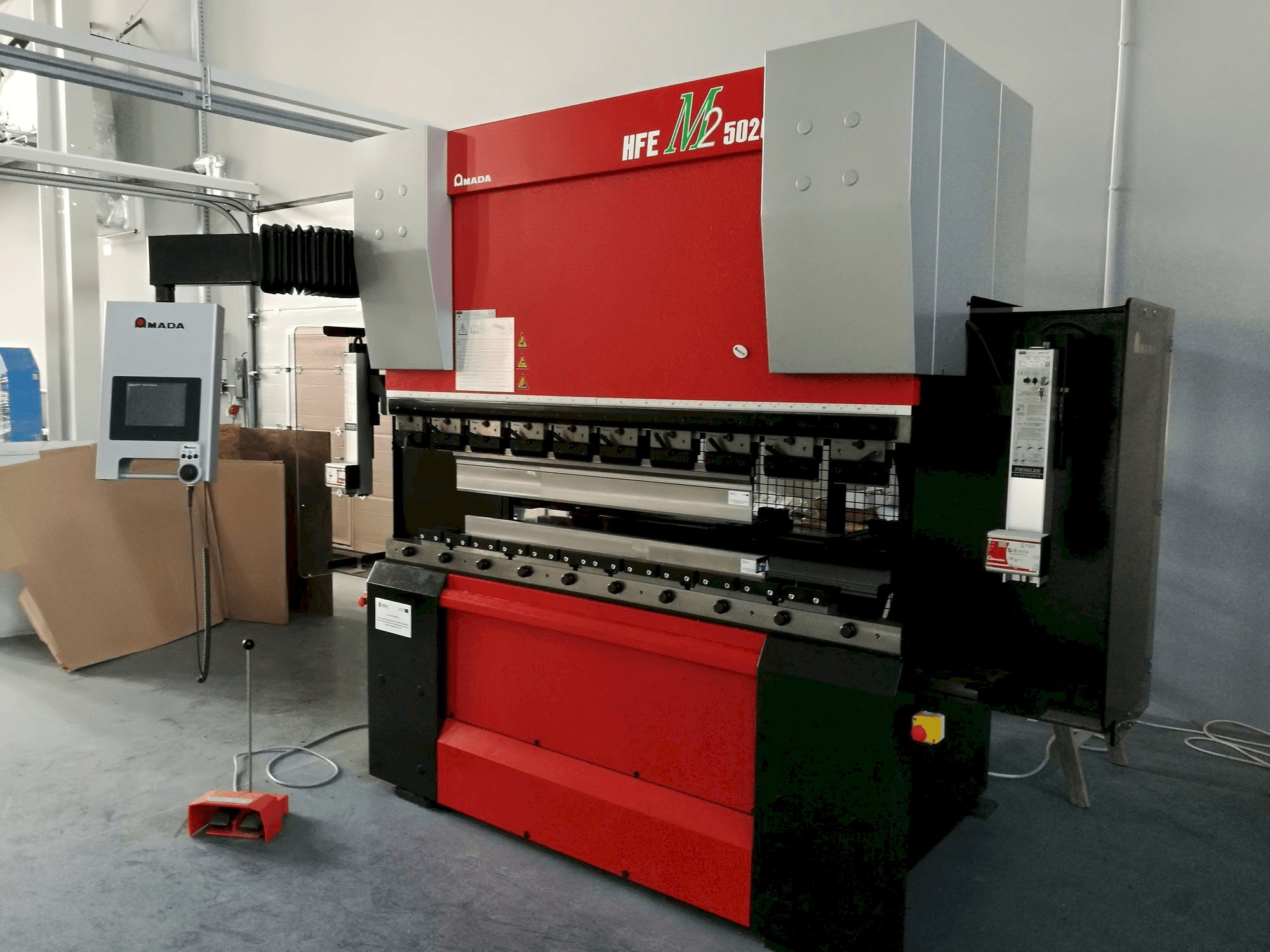 Koneen AMADA HFE M2 5020 etunäkymä