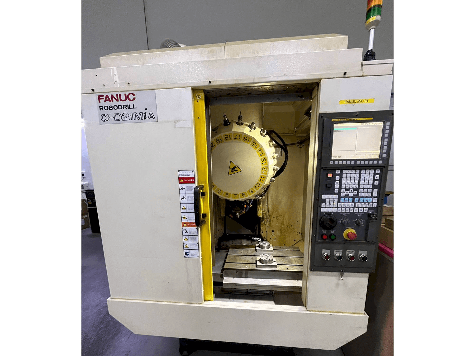 Koneen FANUC ROBODRILL A-D21MiA etunäkymä