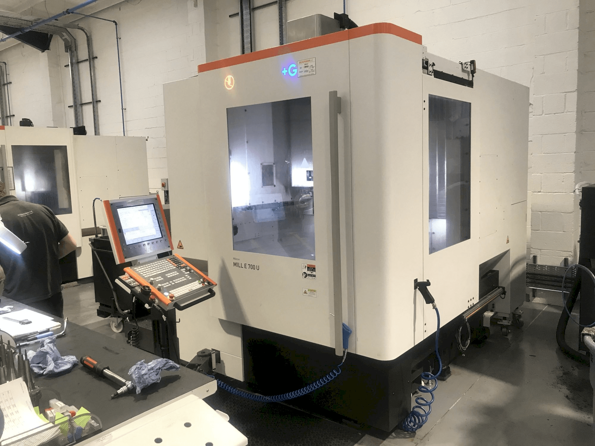 Koneen MIKRON Mill E 700 U etunäkymä