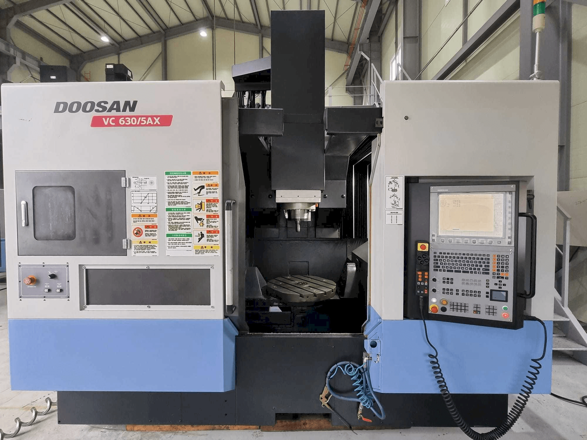 Koneen Doosan VC630/5AX etunäkymä