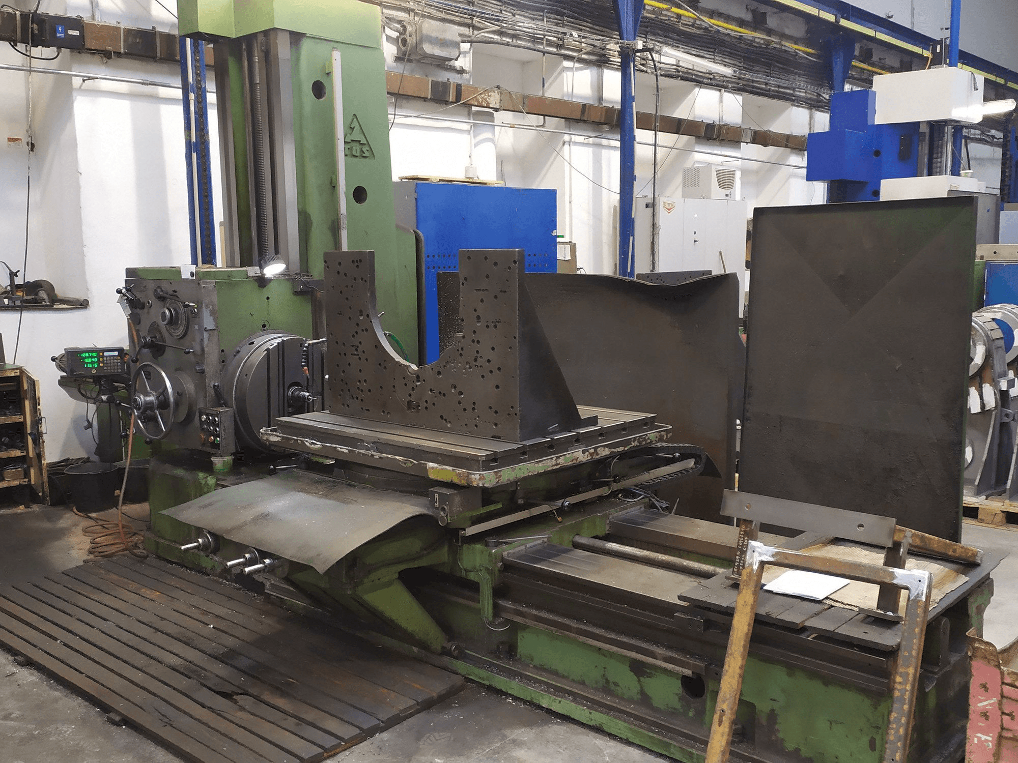 Koneen TOS H 100 etunäkymä