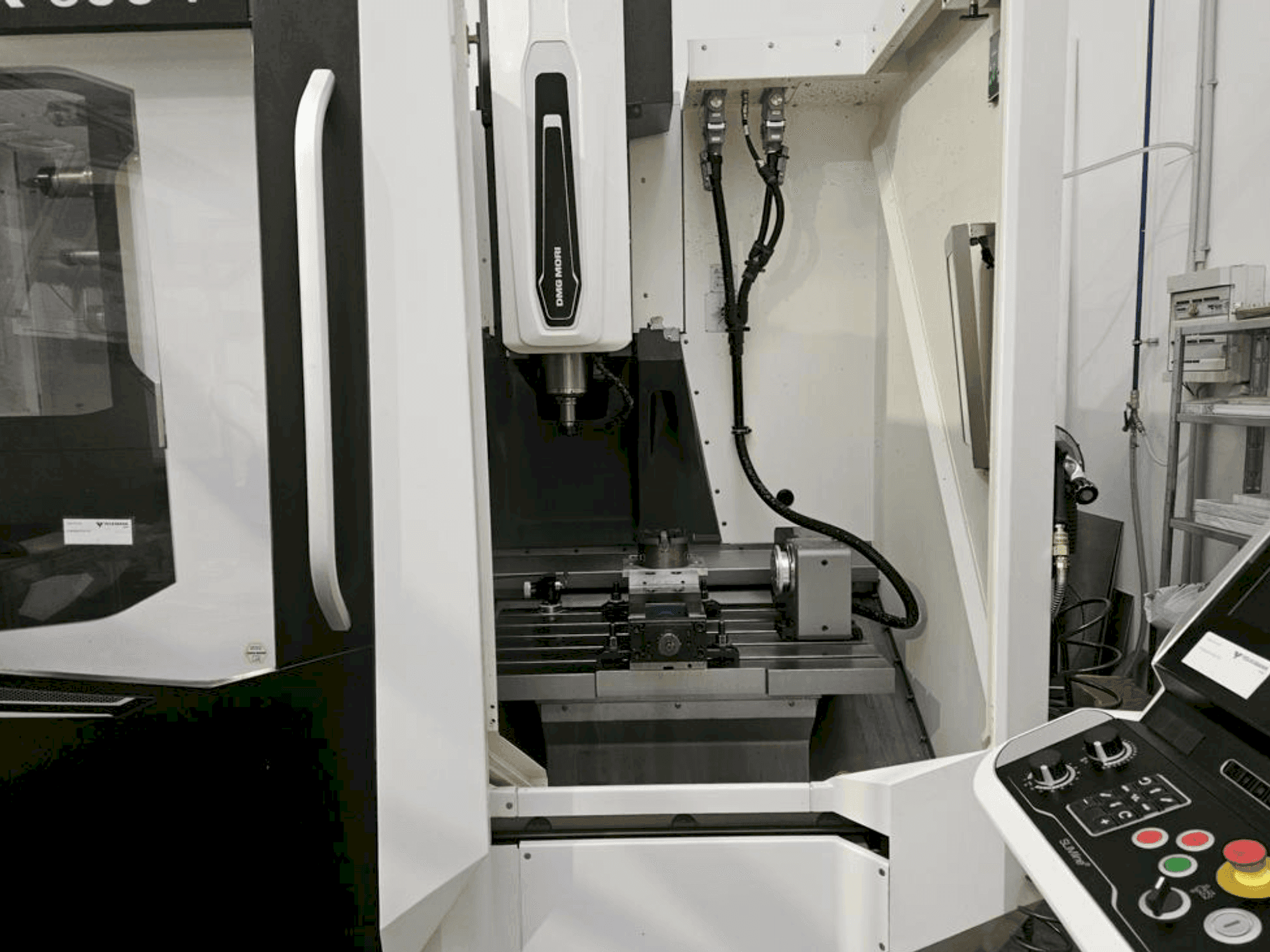 Koneen DMG MORI CMX 600 V etunäkymä