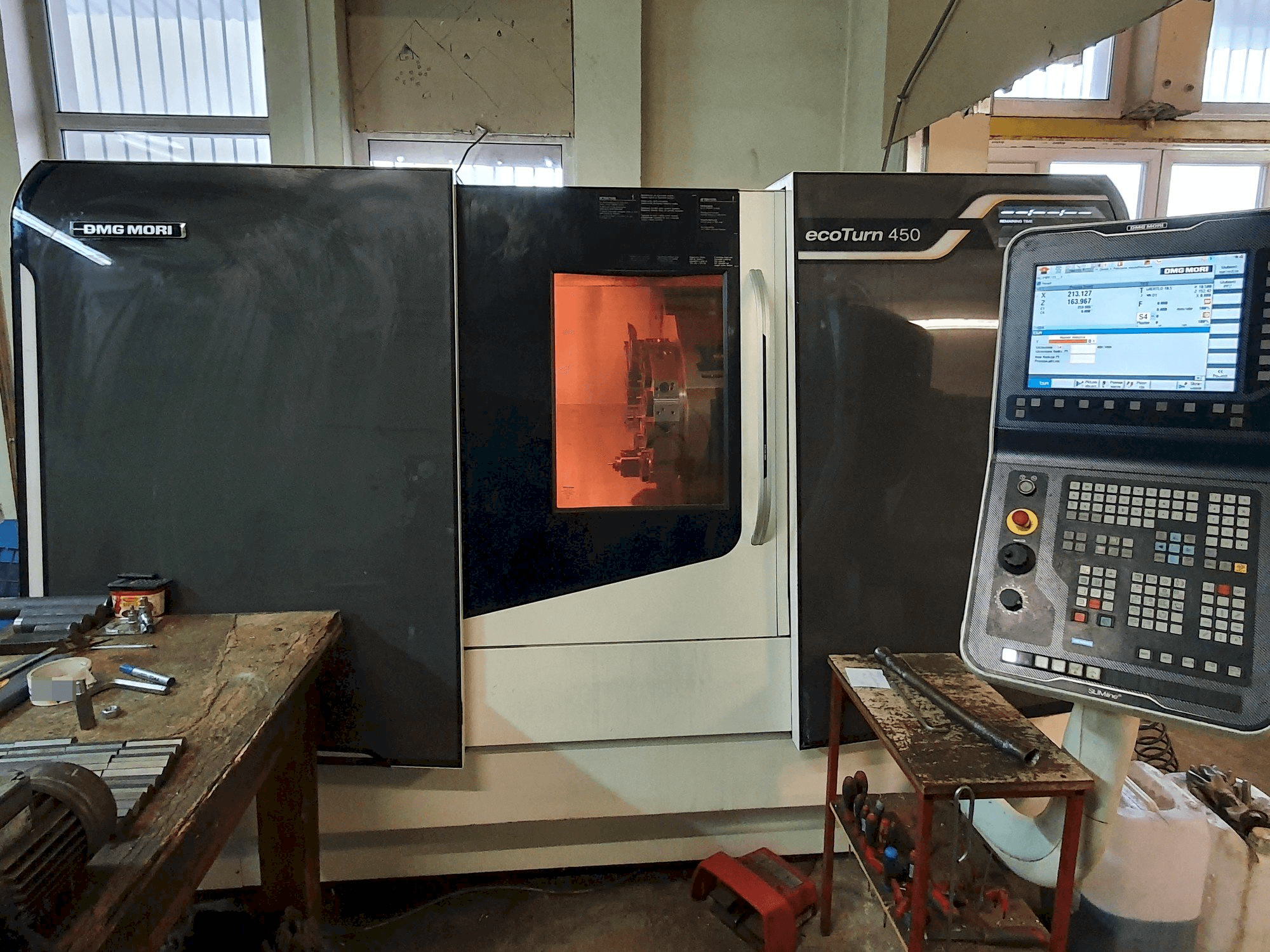 Koneen DMG MORI ecoTurn 450 etunäkymä