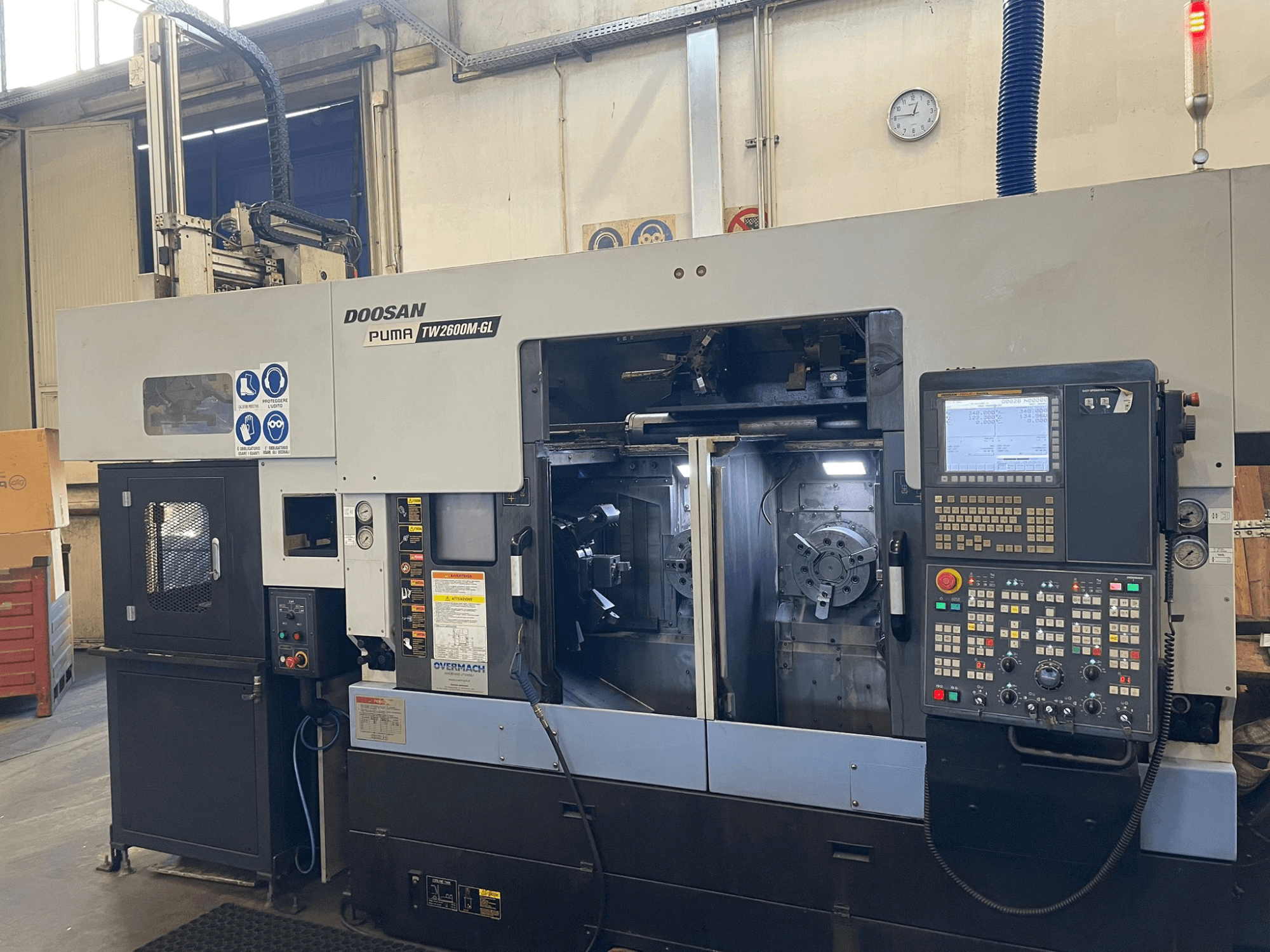 Doosan Puma TW2600M GL CNC-sorvi, etukuva, jossa näkyy digitaalinen ohjauspaneeli ja koneen sisätilat sekä työkalunpitimet.