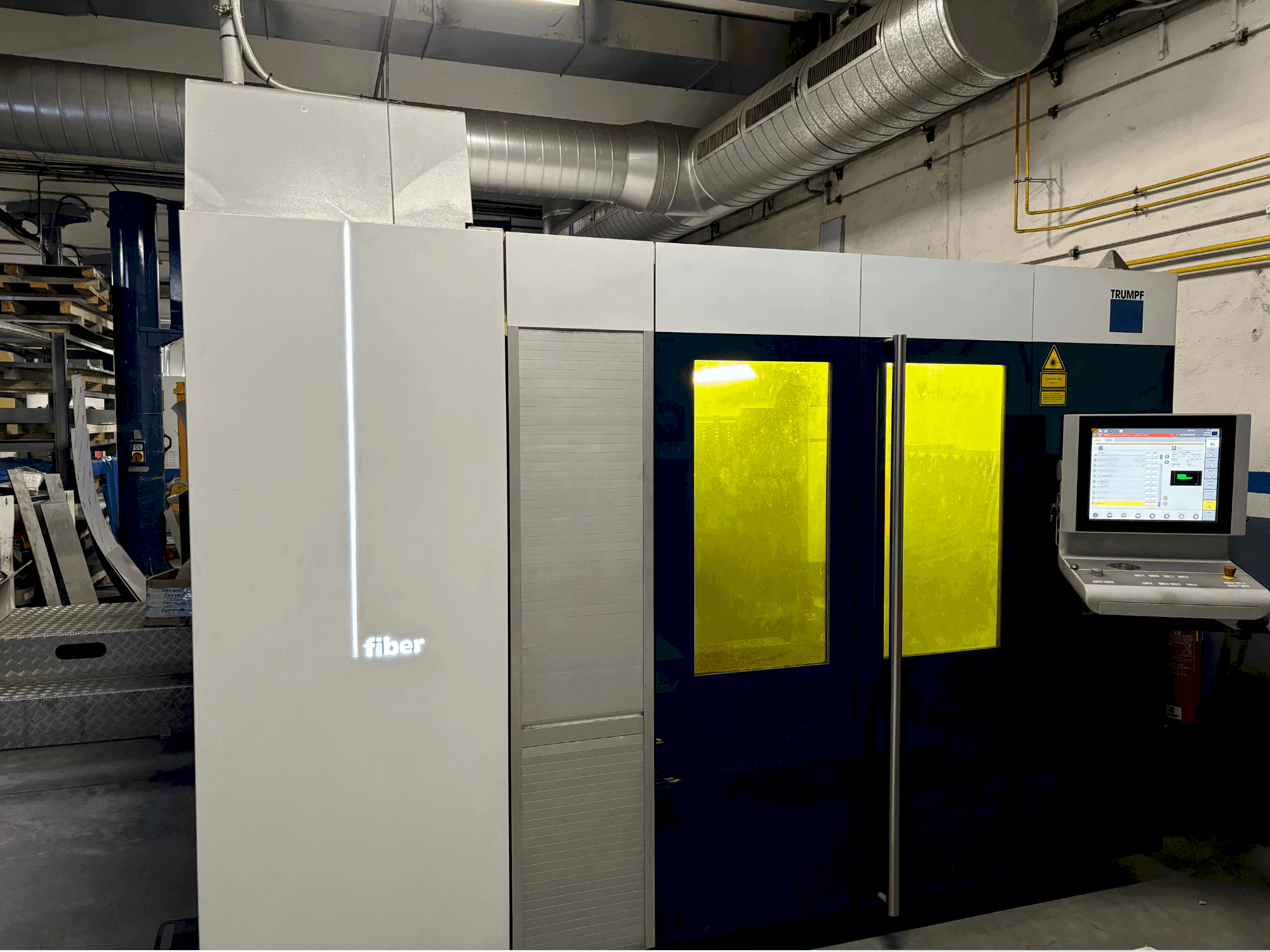 Koneen TRUMPF TRULASER 3030 FIBER etunäkymä