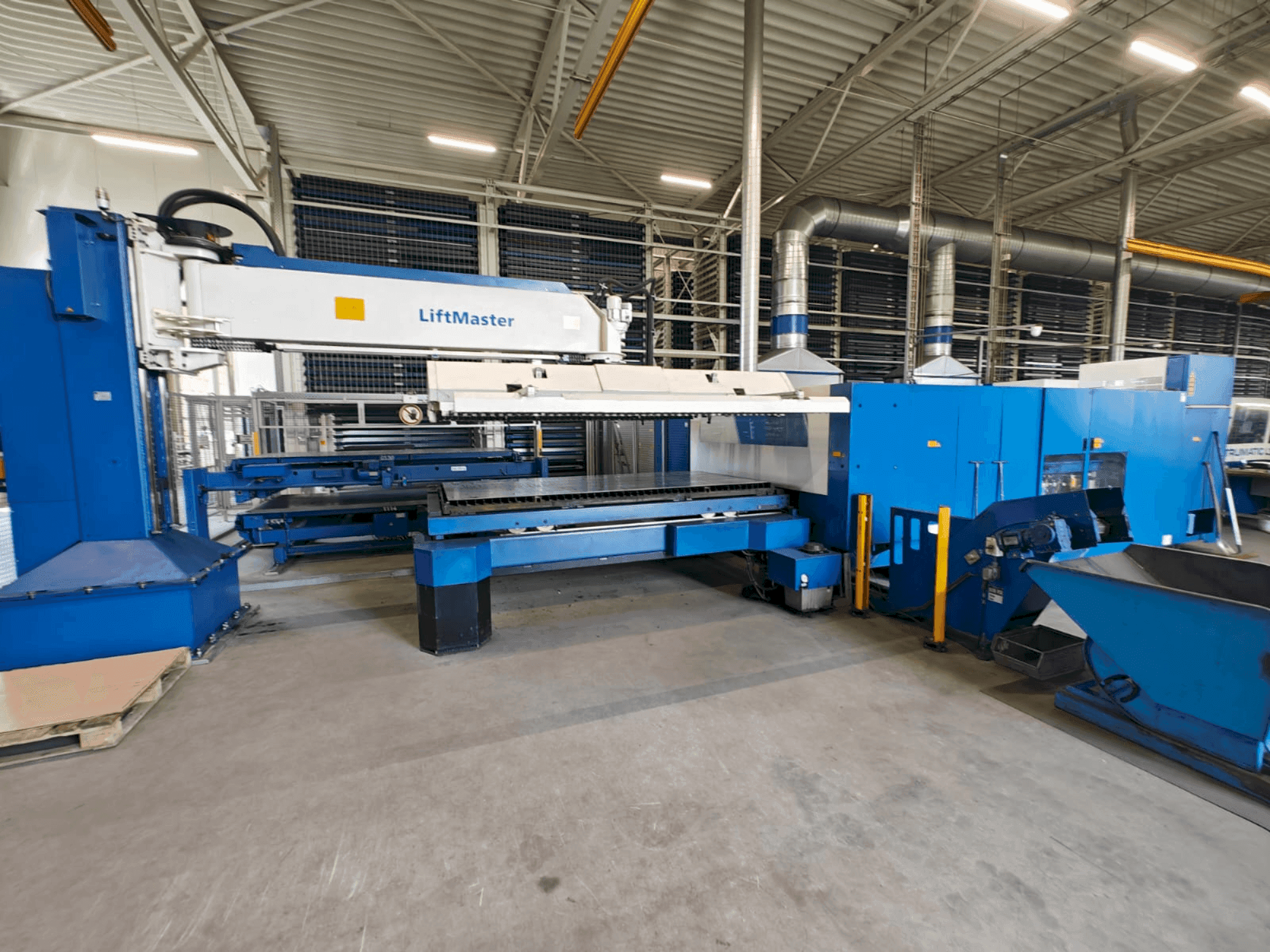 Koneen TRUMPF TruLaser 5030 classic 6,0kW + LiftMaster etunäkymä