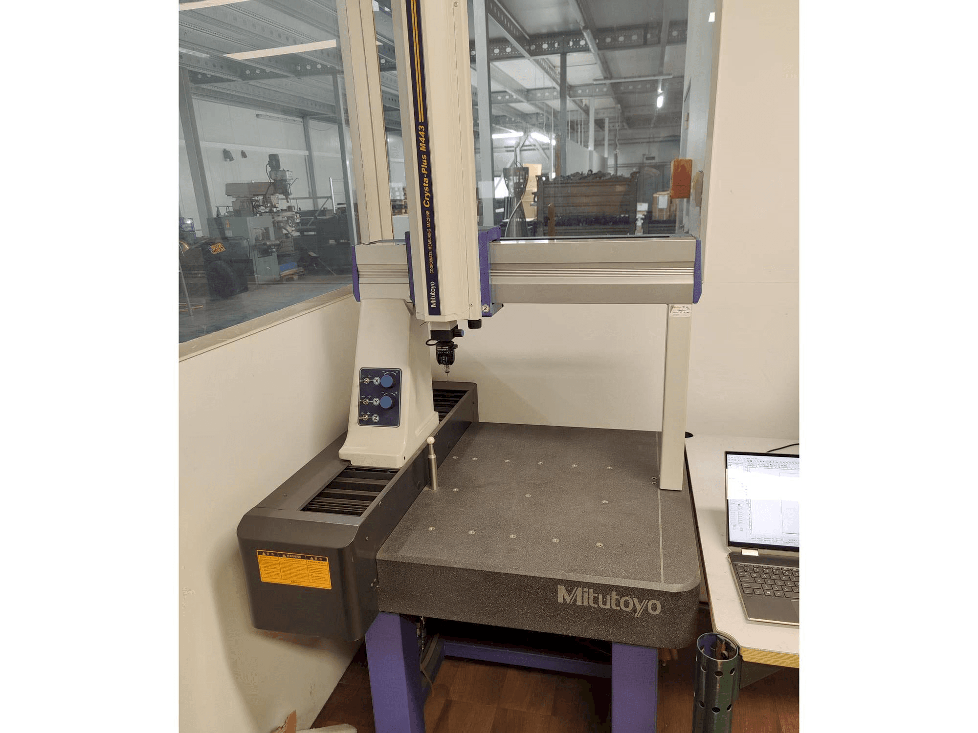 Koneen Mitutoyo Crysta-Plus M443 etunäkymä