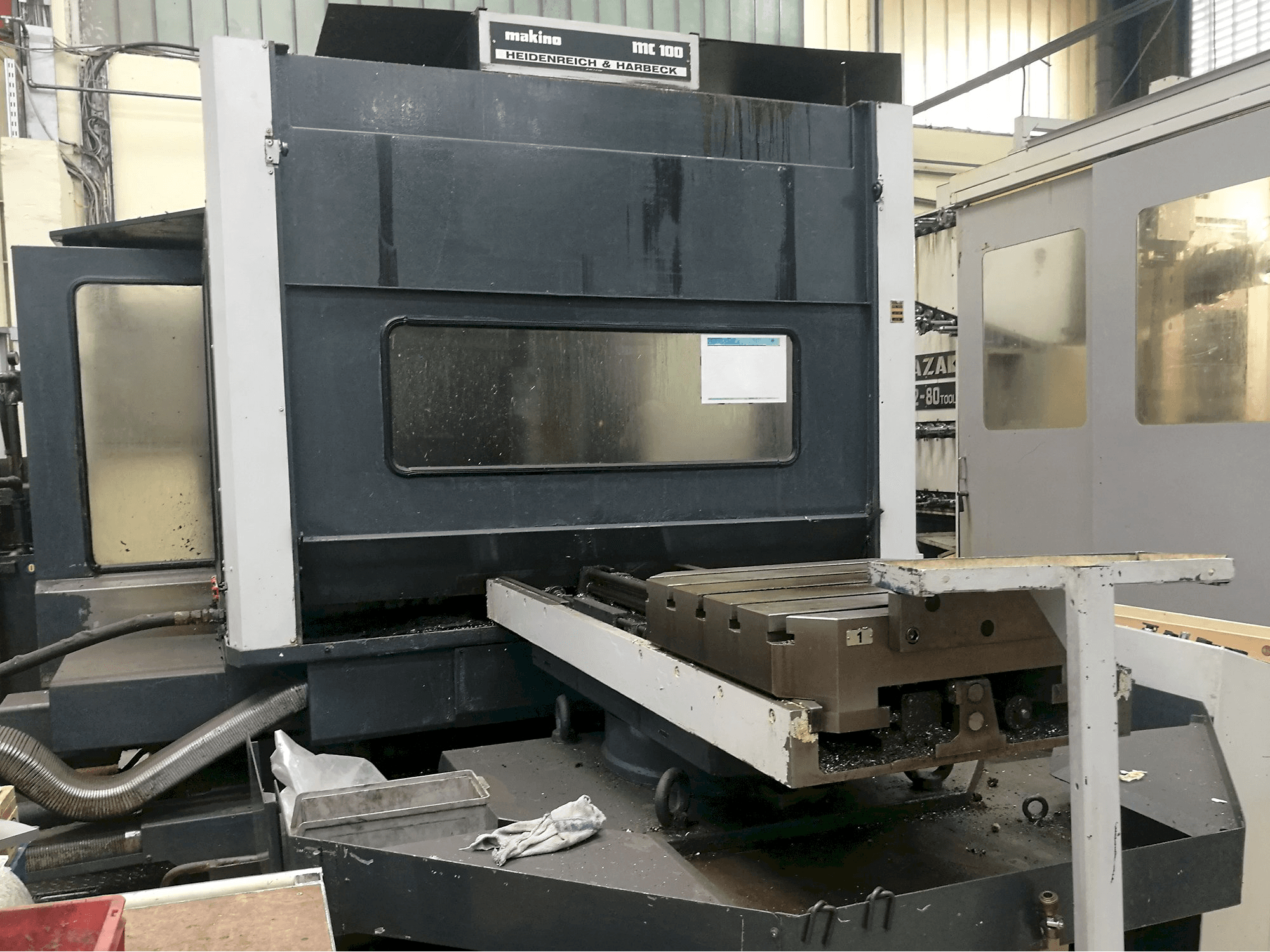 Koneen Makino vasen näkymä MC 100