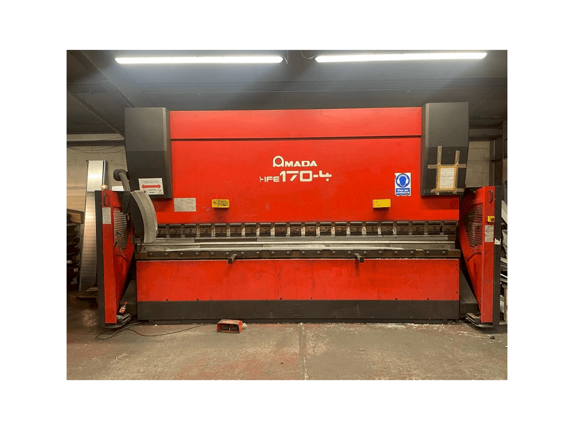 Koneen AMADA HFE 170-4 etunäkymä