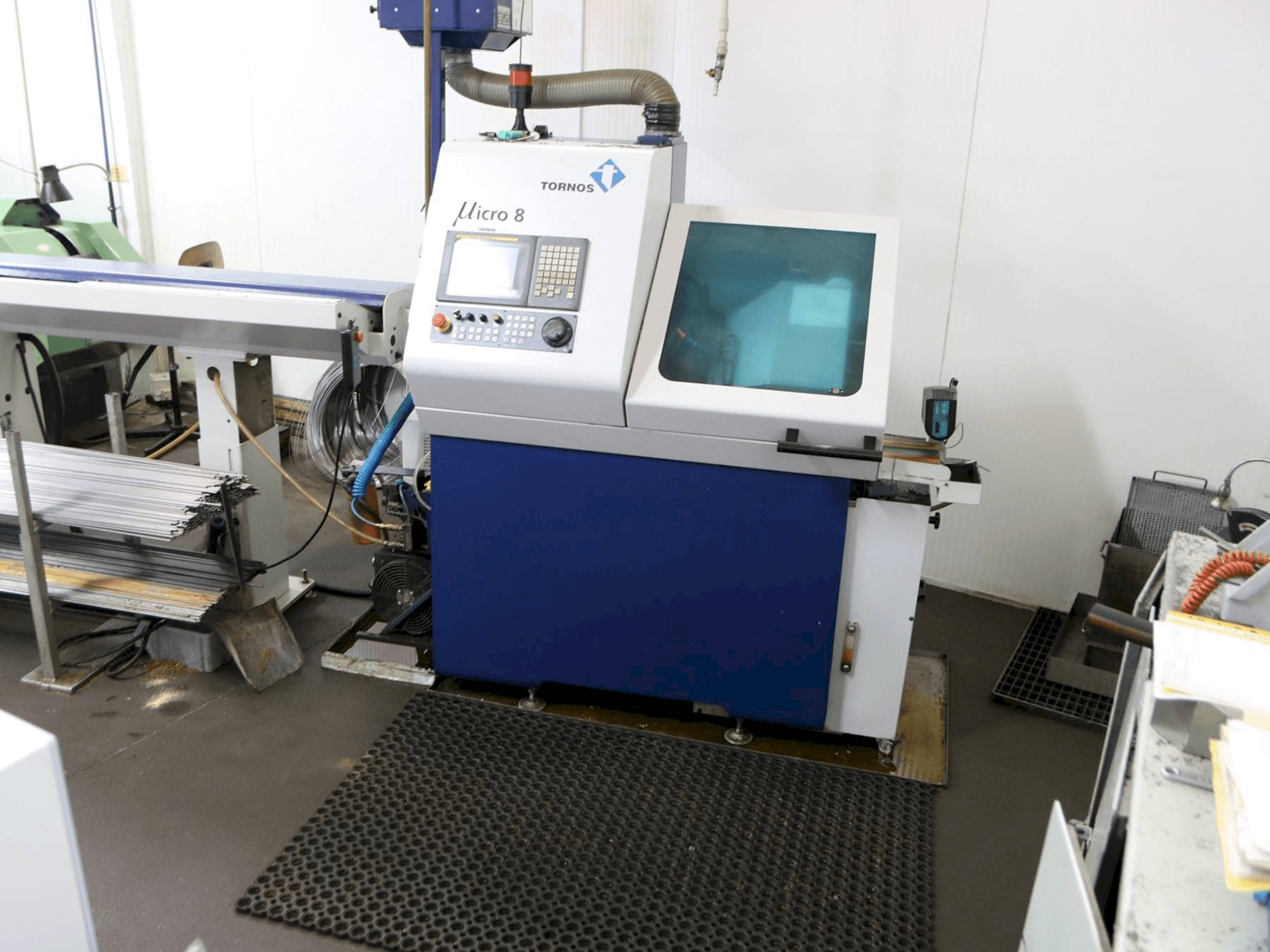 Koneen Tornos Micro 8 etunäkymä