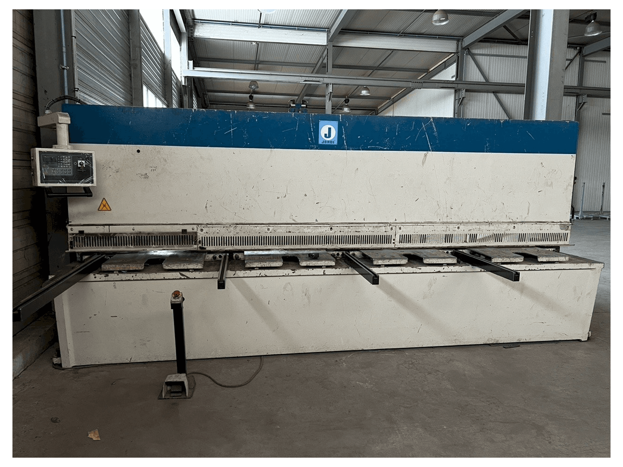 Koneen JORDI CH 413 etunäkymä