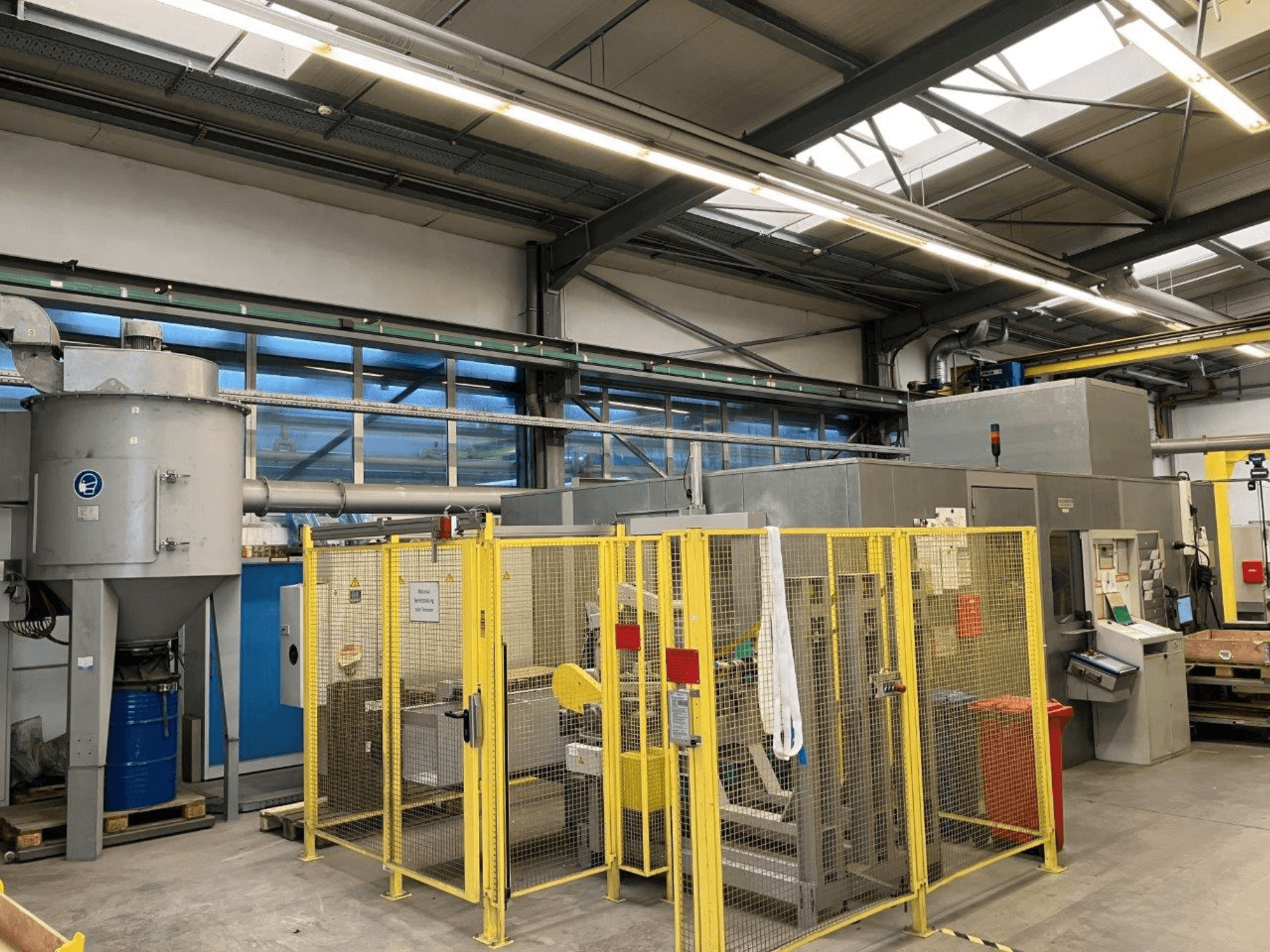 Keskipistehiomakone HARALD BAUGMARTEN TM 400 S, etukuva, jossa turvakotelo ja poistojärjestelmä näkyvissä.