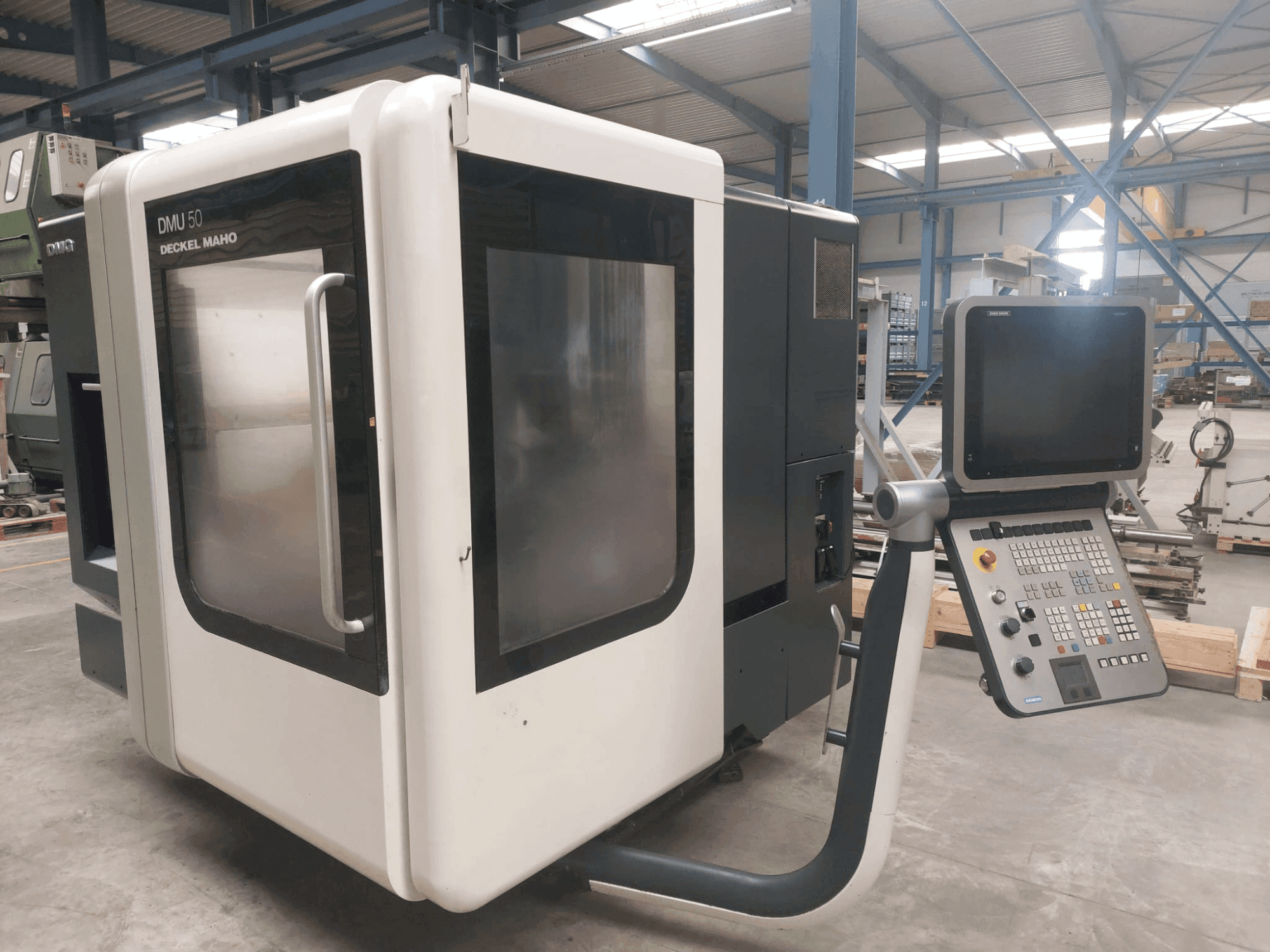 Koneen DMG DECKEL MAHO DMU 50 etunäkymä