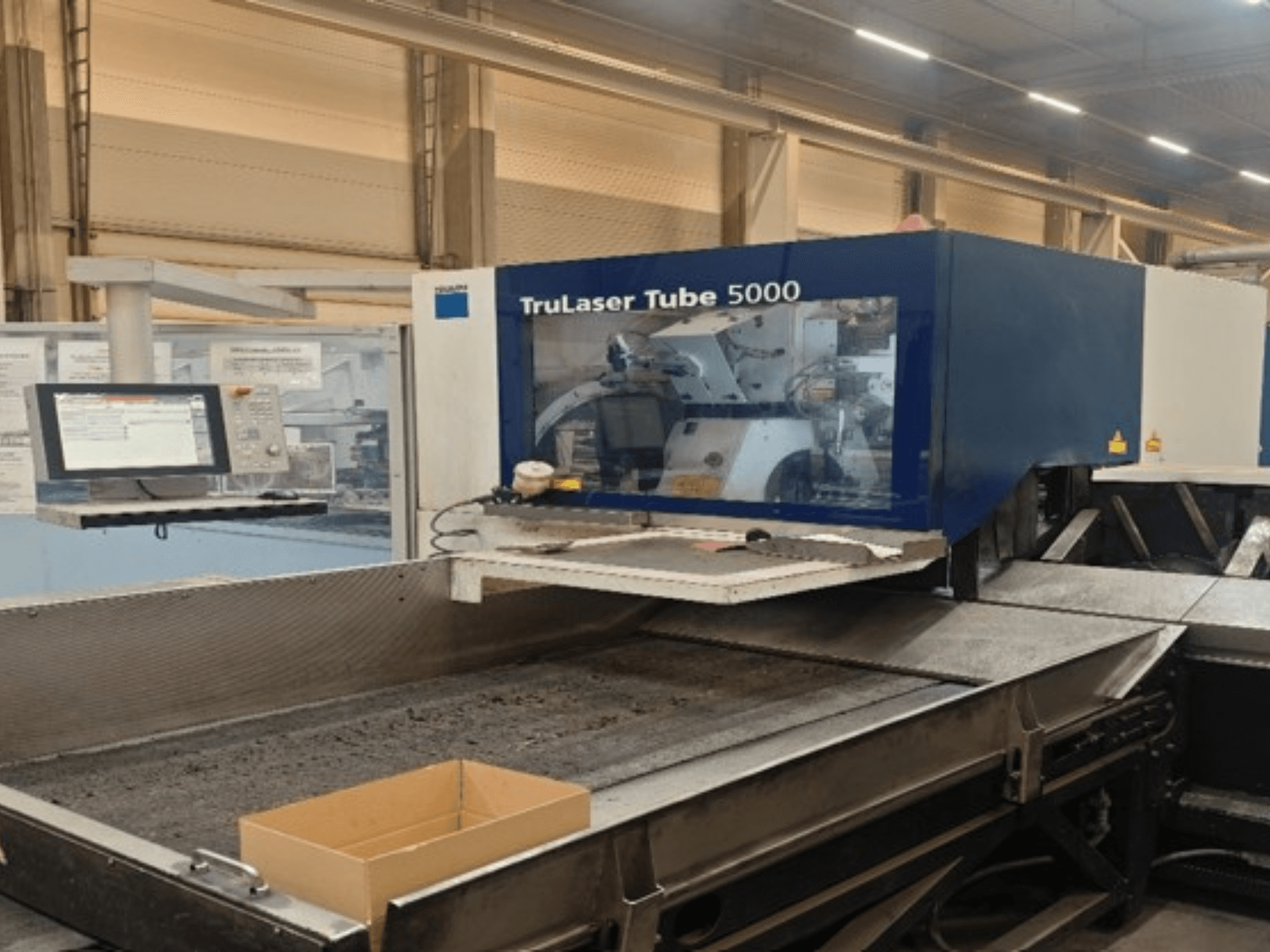 TRUMPF TruLaser Tube 5000 edestä katsottuna; kuvassa näkyvät ohjauspaneeli ja leikkausalue, jotka mahdollistavat tarkat putkien leikkausoperaatiot.