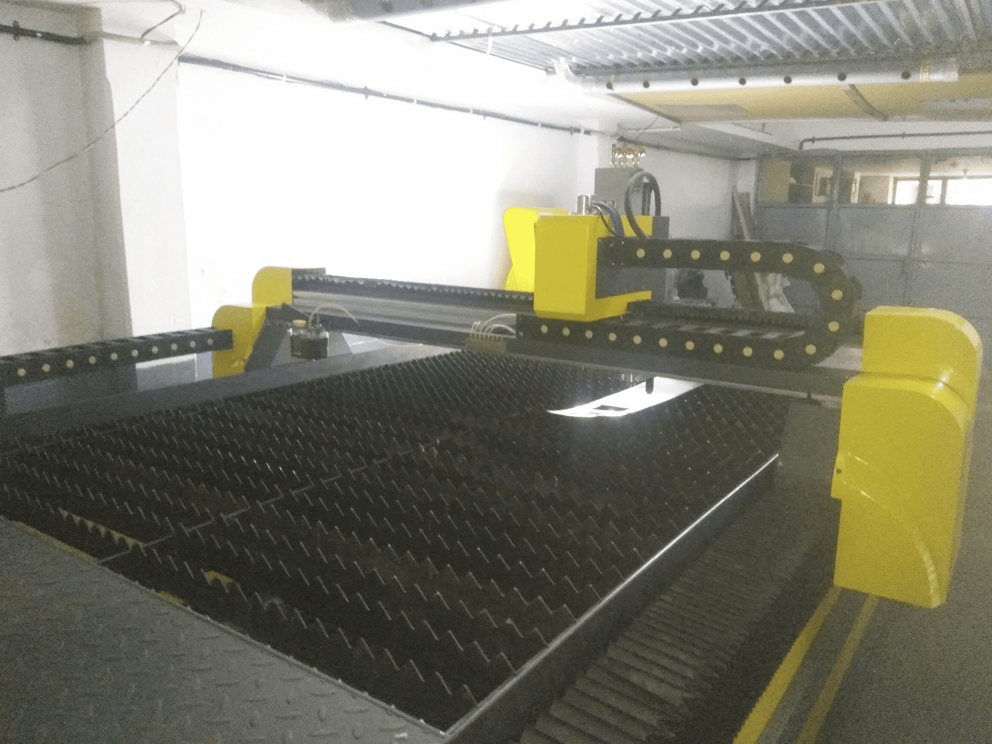 Koneen Hypertherm oikea näkymä INTECUT-HT