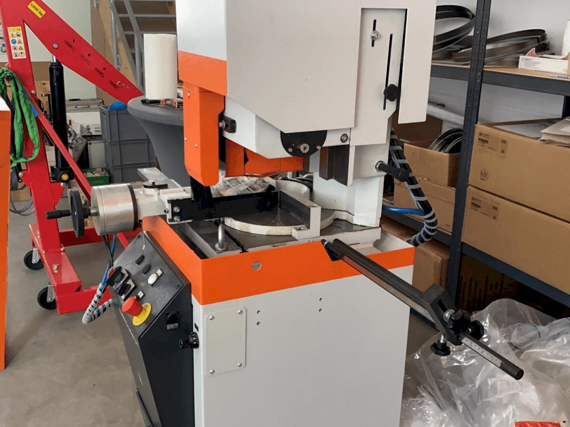 Koneen KASTO Radial U7 vasemman sivun näkymä