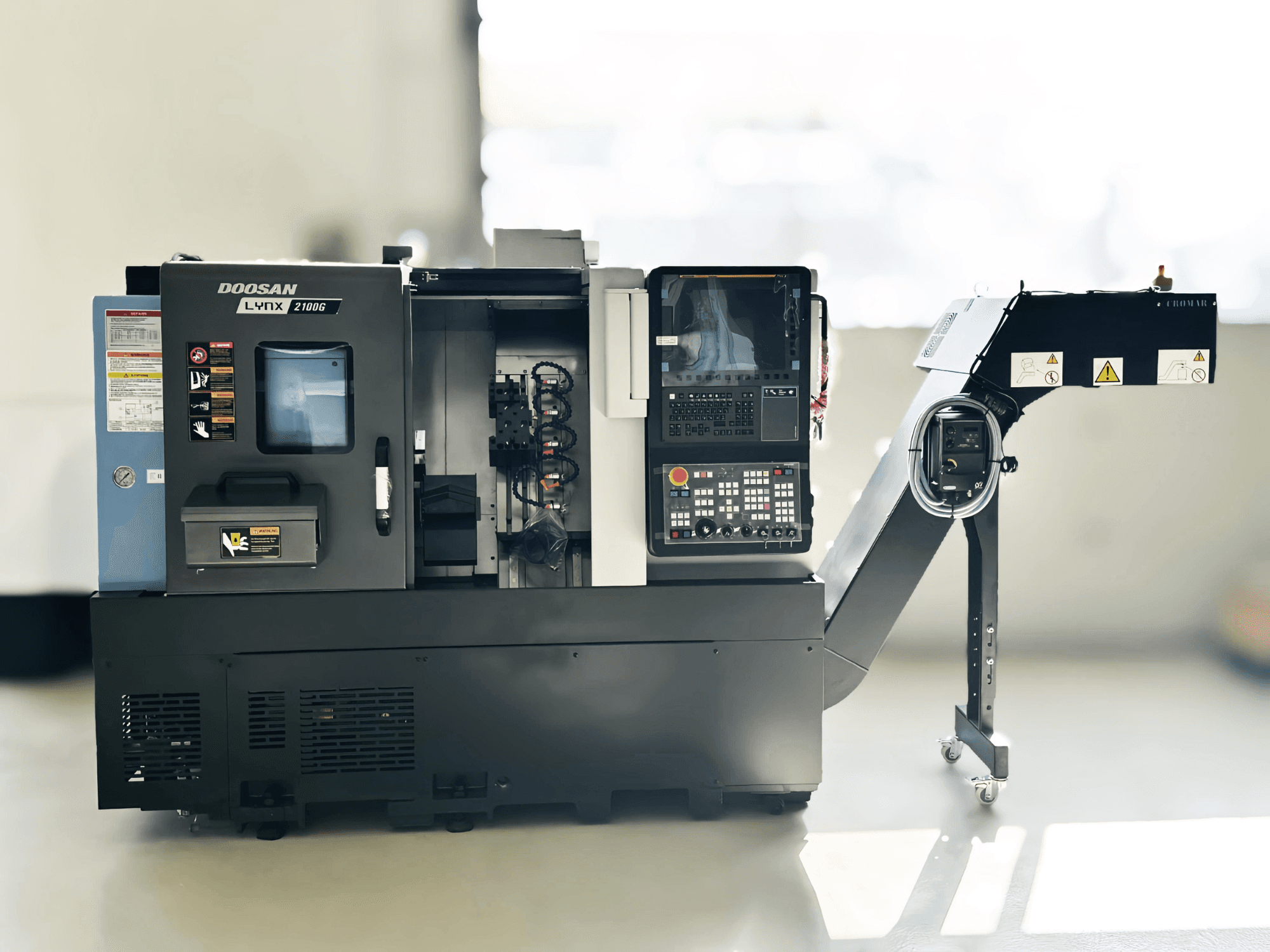 DOOSAN LYNX 2100GA sveitsiläistyyppinen sorvauskone sivukuvassa, jossa ohjauspaneeli ja työkalunpidin näkyvissä.