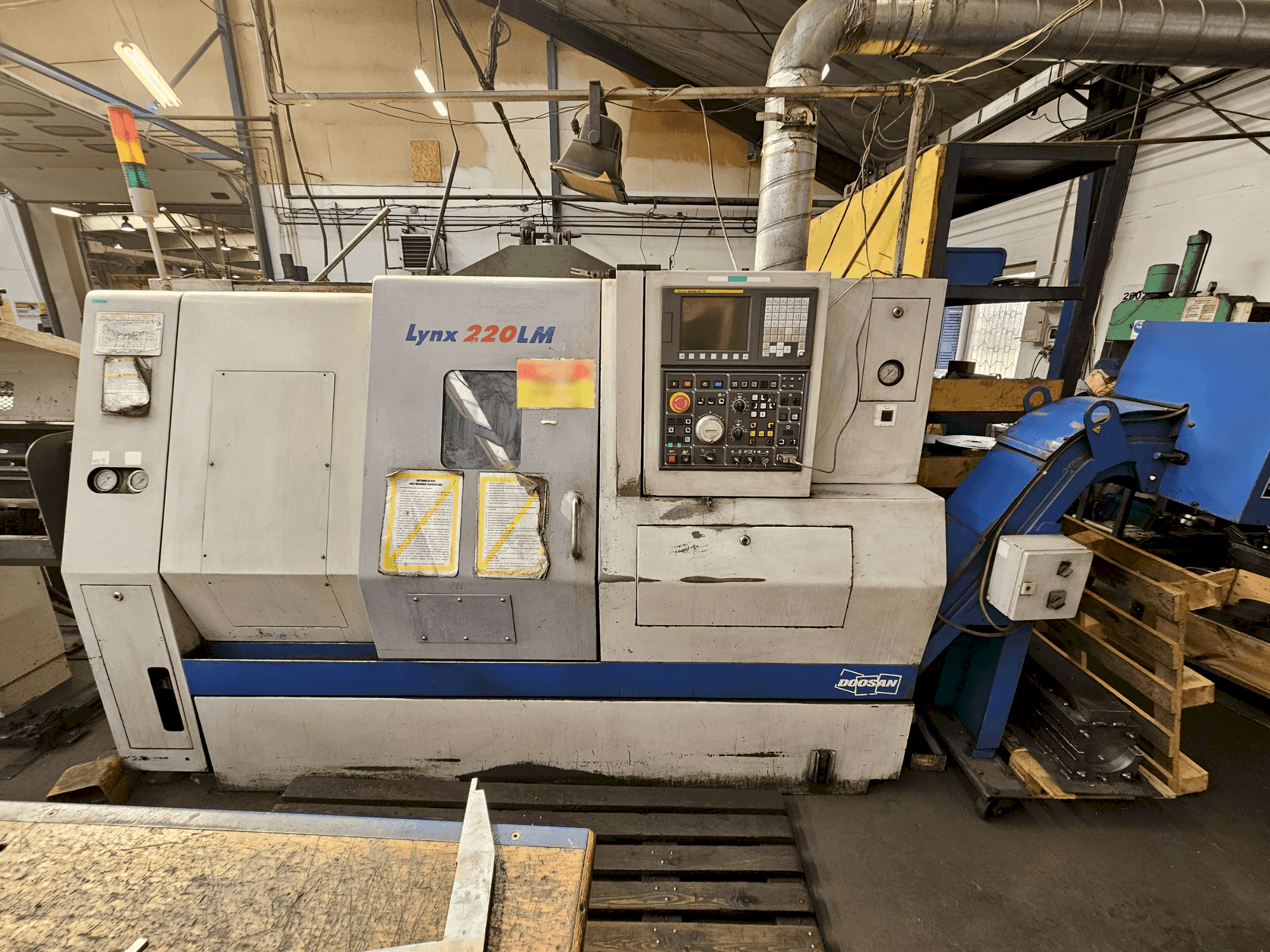 Koneen DOOSAN LYNX 220LMA etunäkymä
