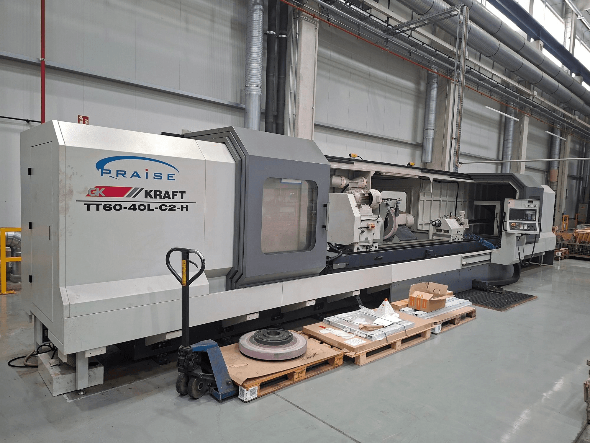 KRAFT TT60-40L-C2-H -sylinterihiomakone, sivukuva, jossa näkyvät hallintalaitteet ja hiomalaikka työpajaympäristössä.