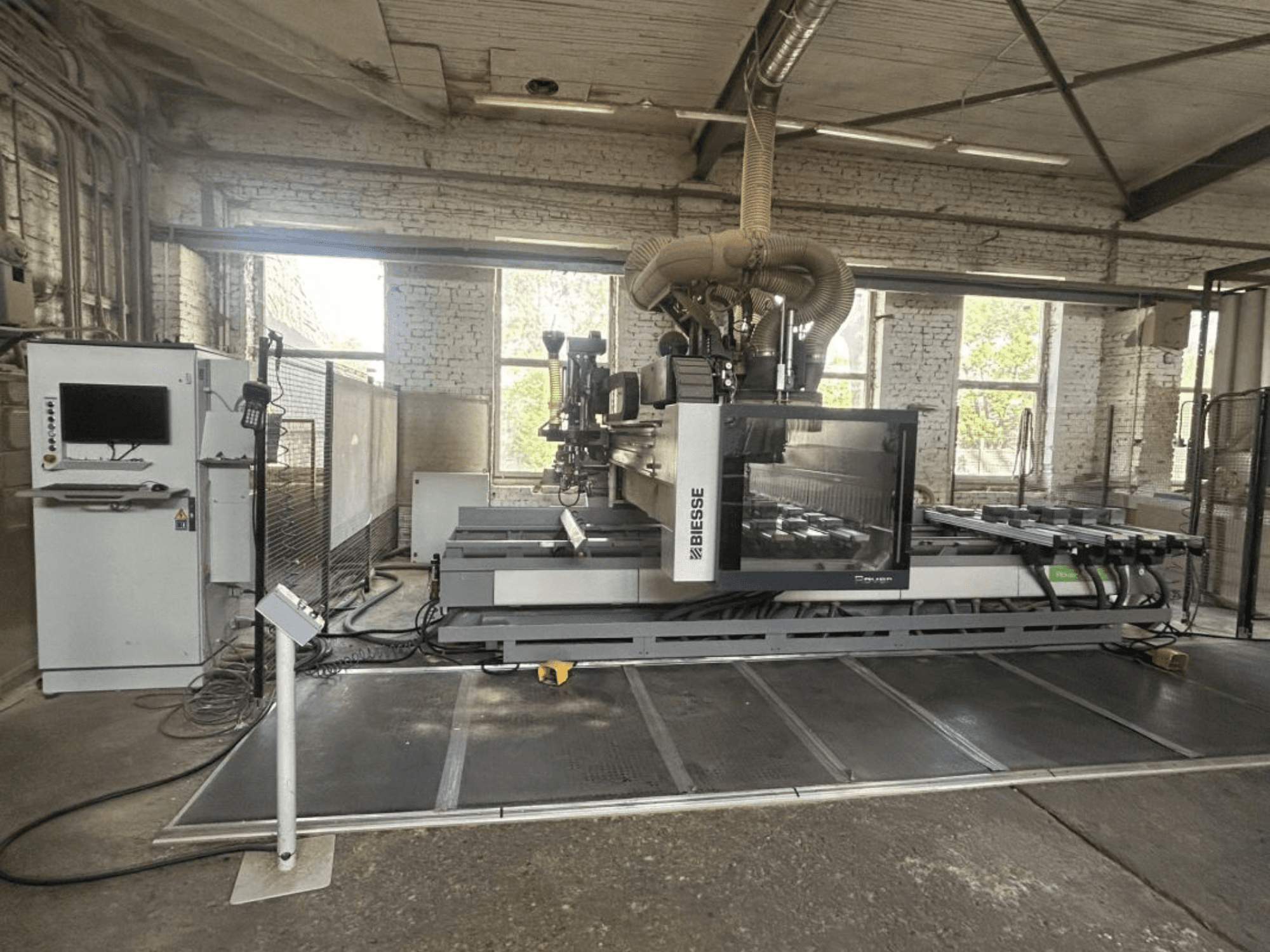 BIESSE Rover A Edge 1643 CNC-työstökeskus, etunäkymä, jossa näkyvät ohjauspaneeli, työpöytä ja teollisuusympäristö.