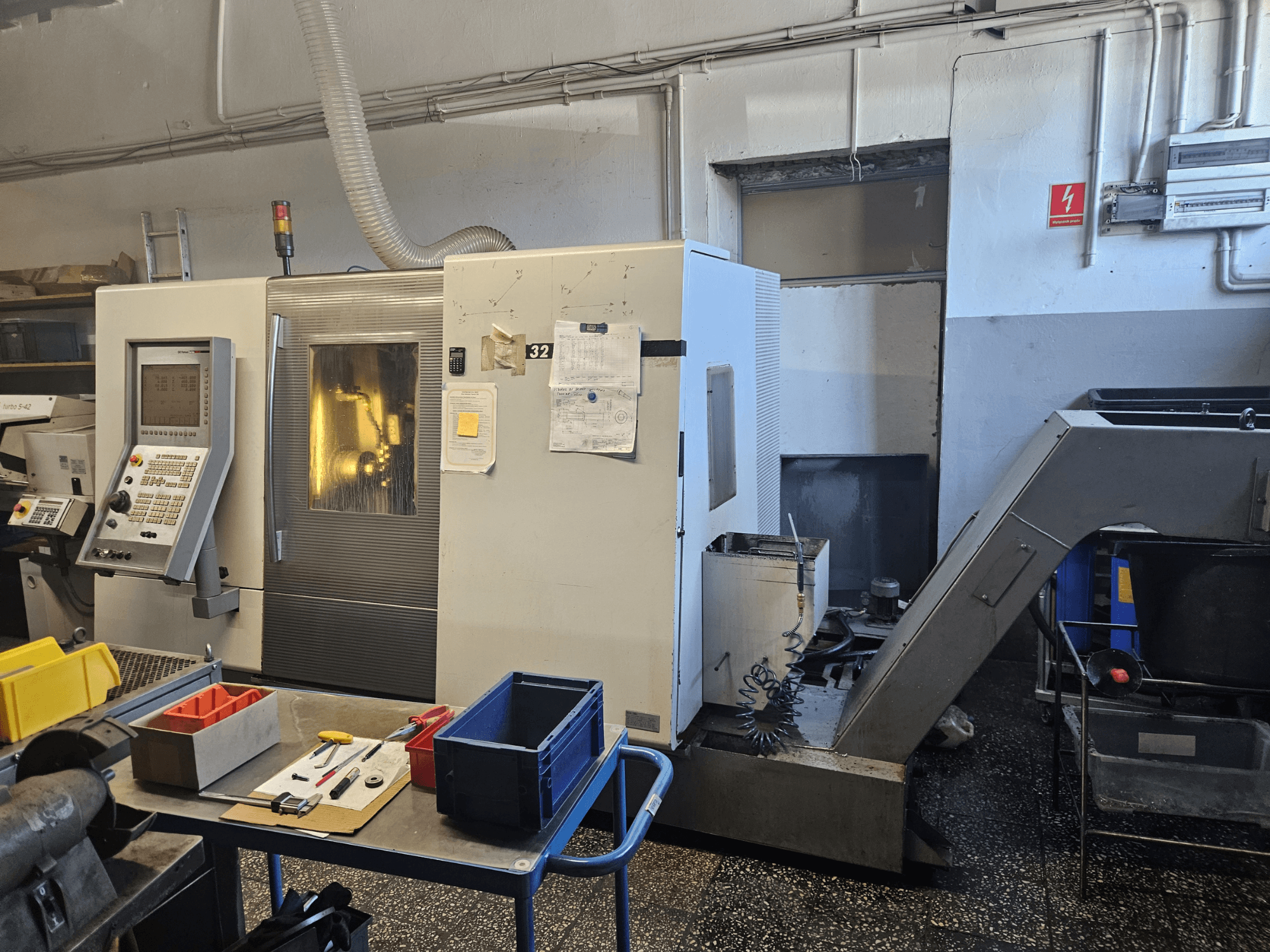 Monikarainen sorvauskone DMG GILDEMEISTER Sprint 32 linear, etukuva työpajassa, ohjauspaneeli ja työkalut näkyvissä.