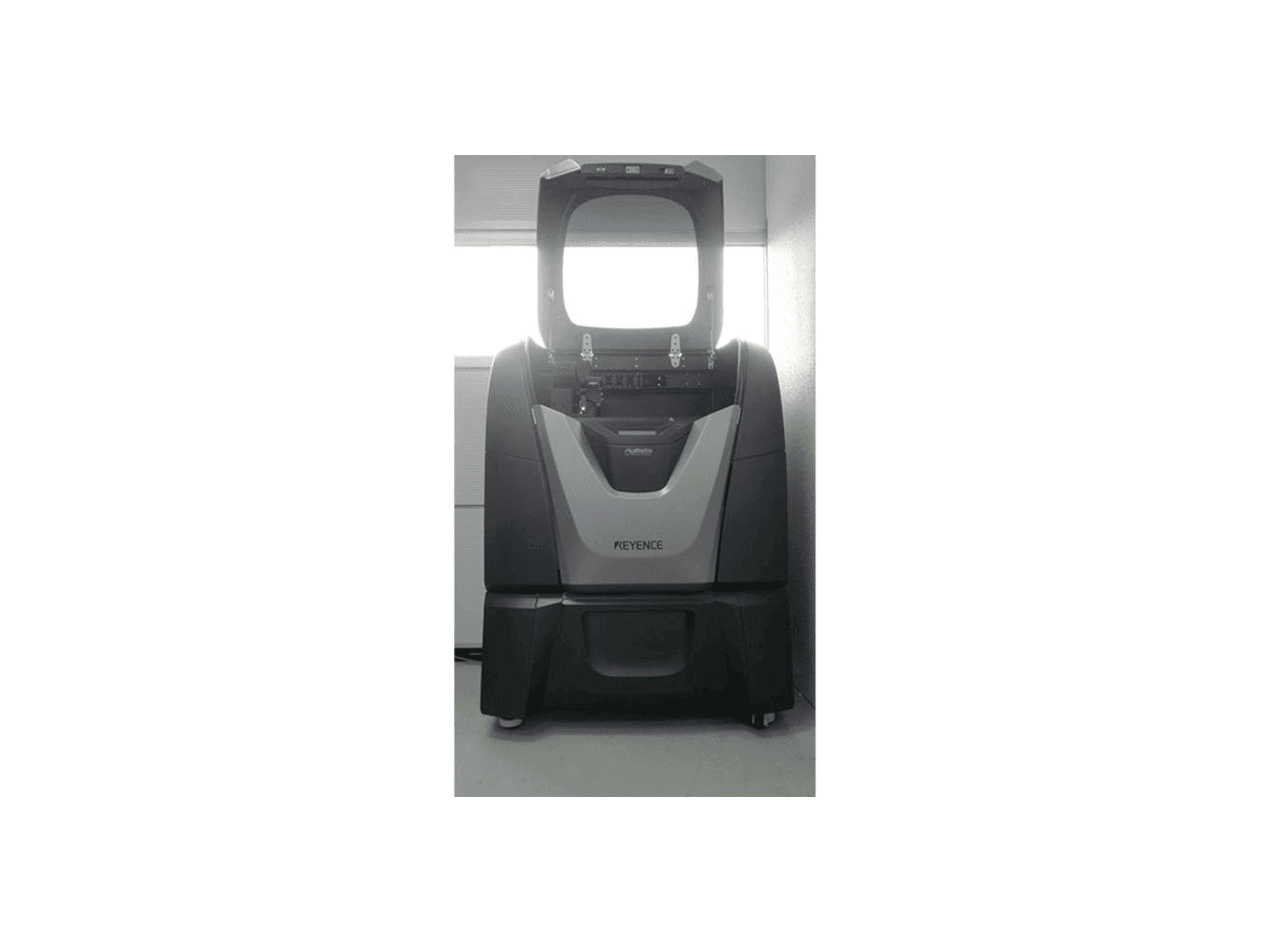 Koneen KEYENCE Agilista-3200W etunäkymä