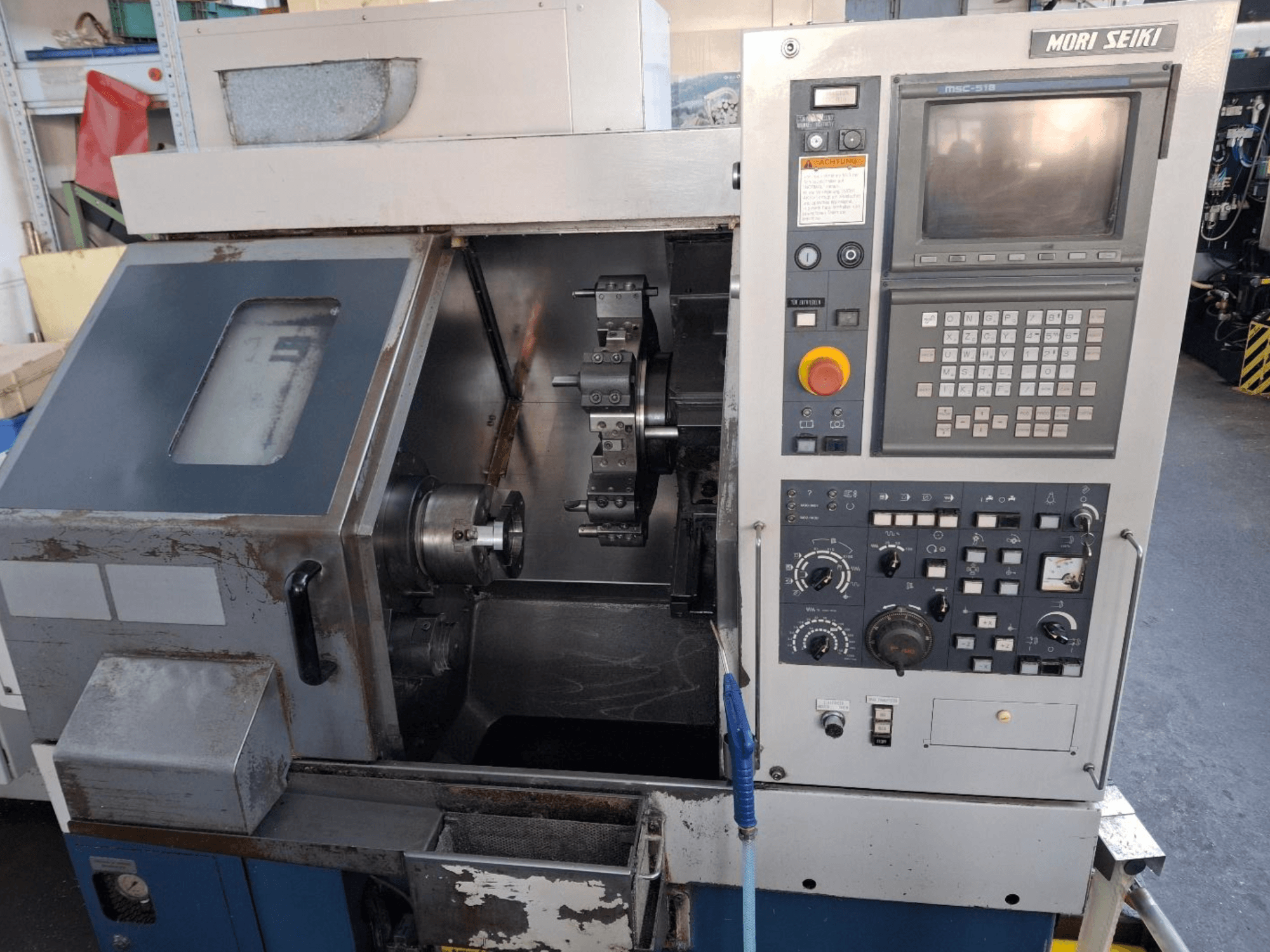 MORI SEIKI CL 15 -vaakasorvauskone, etukuva, jossa näkyy ohjauspaneeli ja työstöalue.