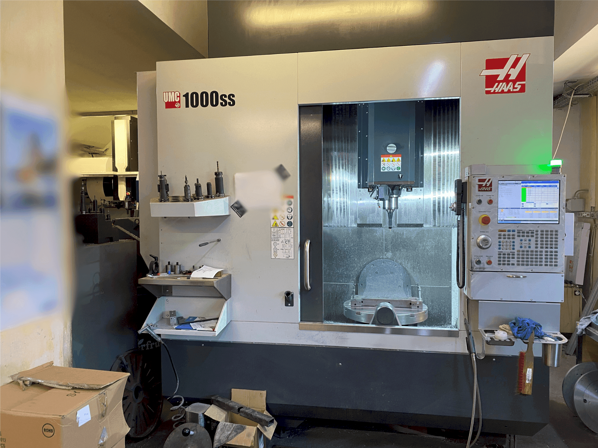 Koneen HAAS UMC-1000SS etunäkymä