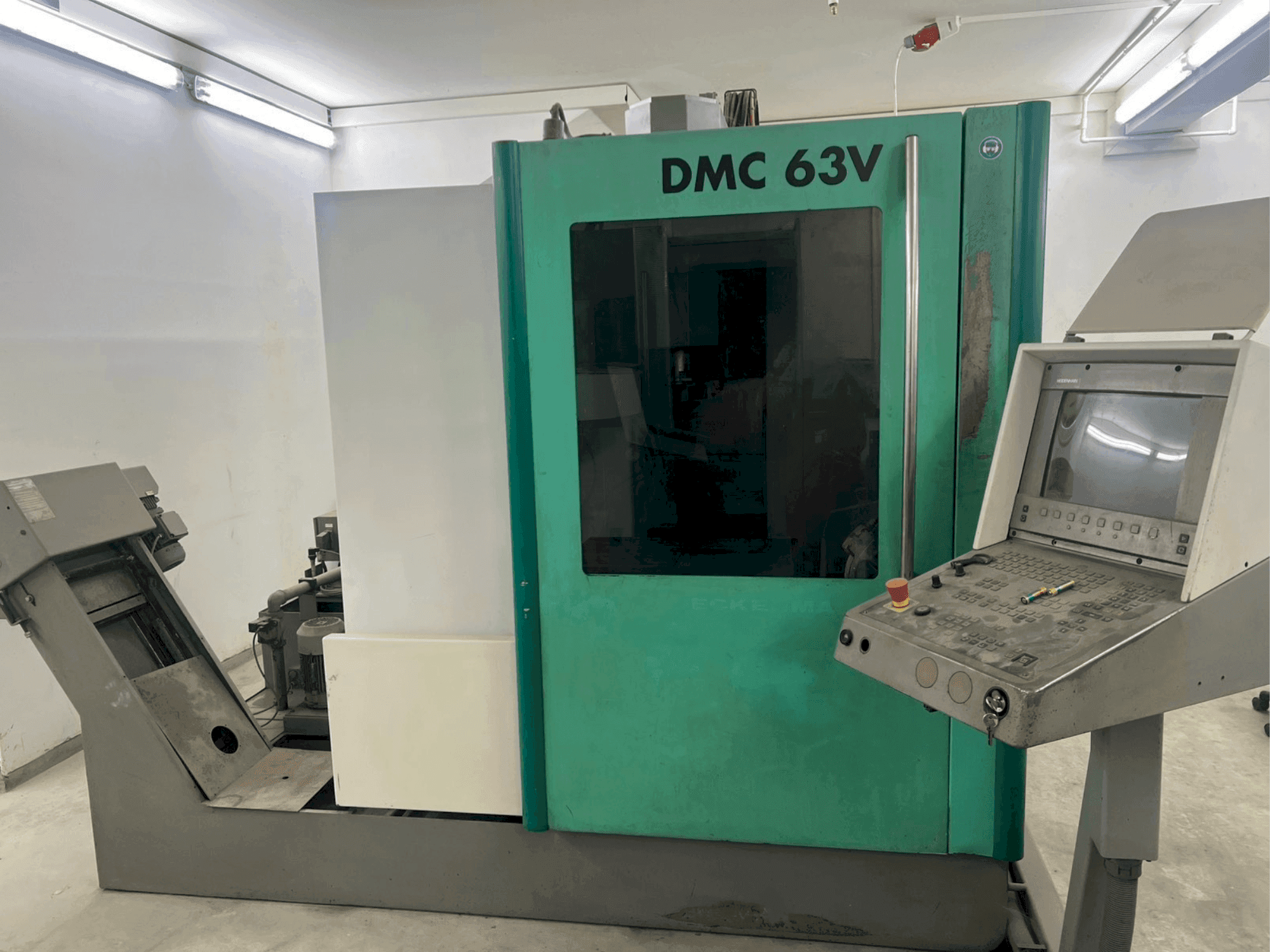 Koneen DECKEL MAHO DMC 63V etunäkymä