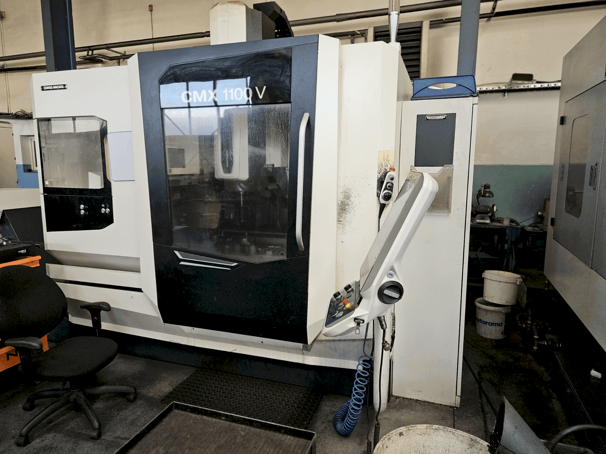 Koneen DMG CMX 1100V etunäkymä