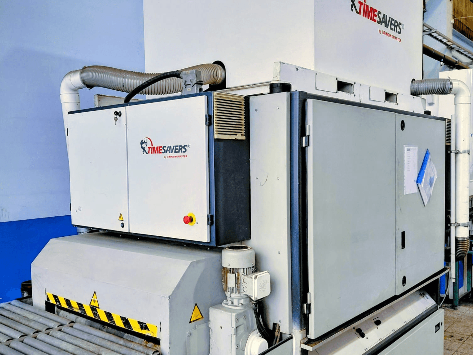 TIME SAVERS -teollisuushiontakone, sivukuva, jossa on säädettävä rulla, ohjauspaneeli ja pölynpoistojärjestelmä.