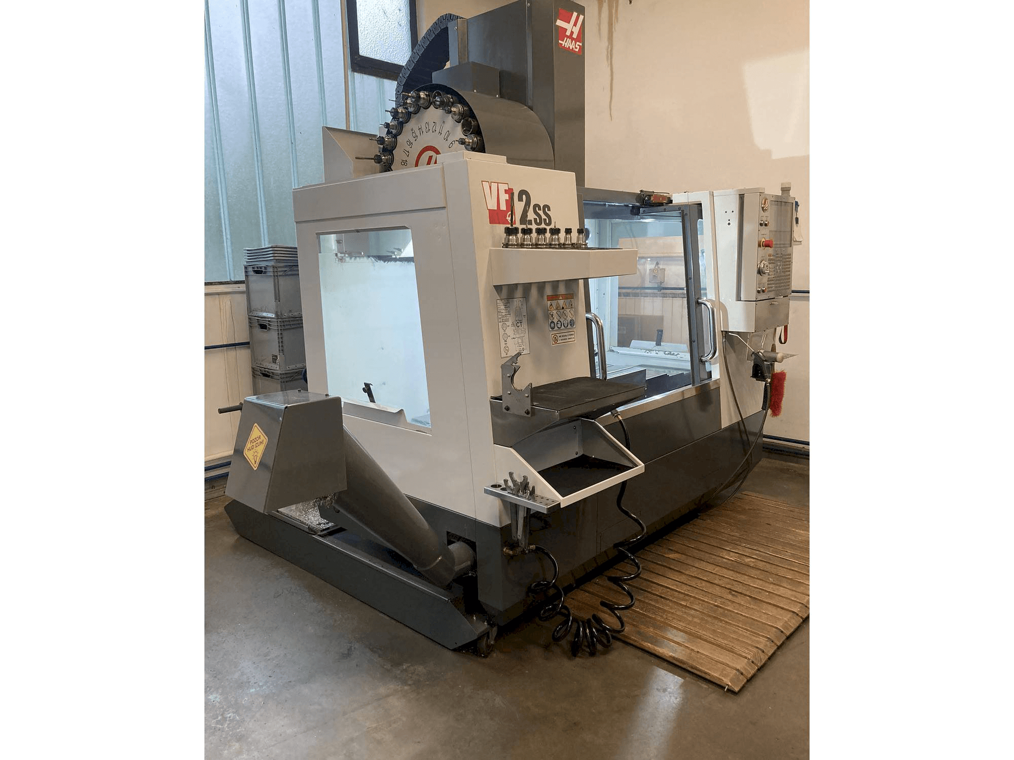 Koneen HAAS VF-2 SS vasemman sivun näkymä