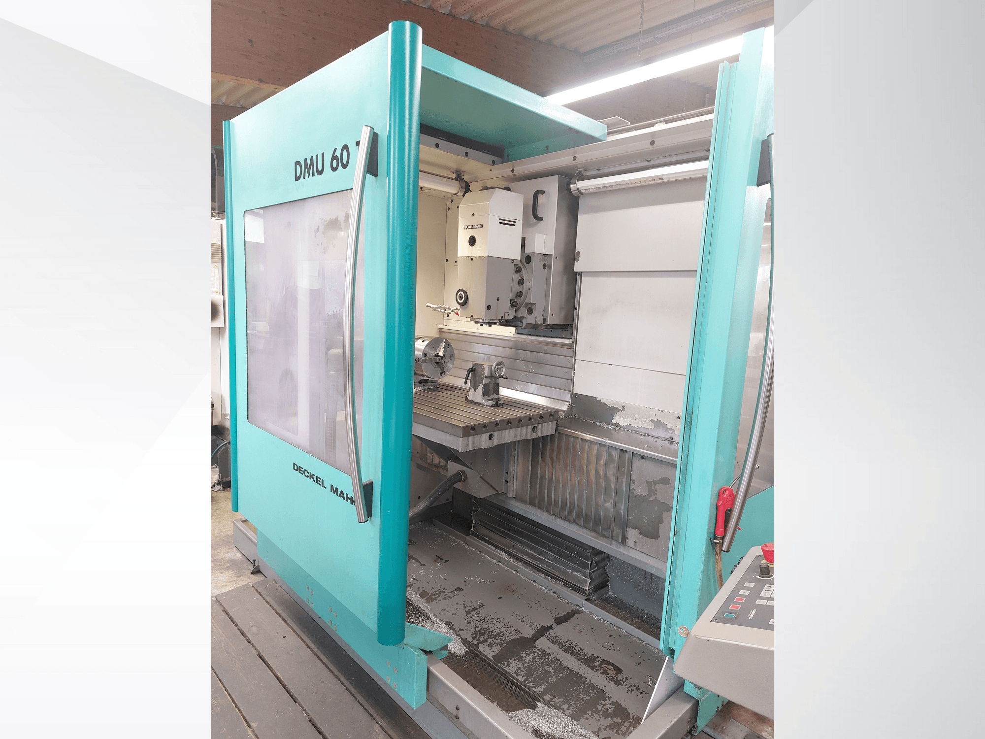 Deckel MAHO DMU 60 CNC-kone, etukuva. Sisältää näkyvissä olevan ohjauspaneelin ja jyrsinpöydän, jossa on työkappaleen asetus.