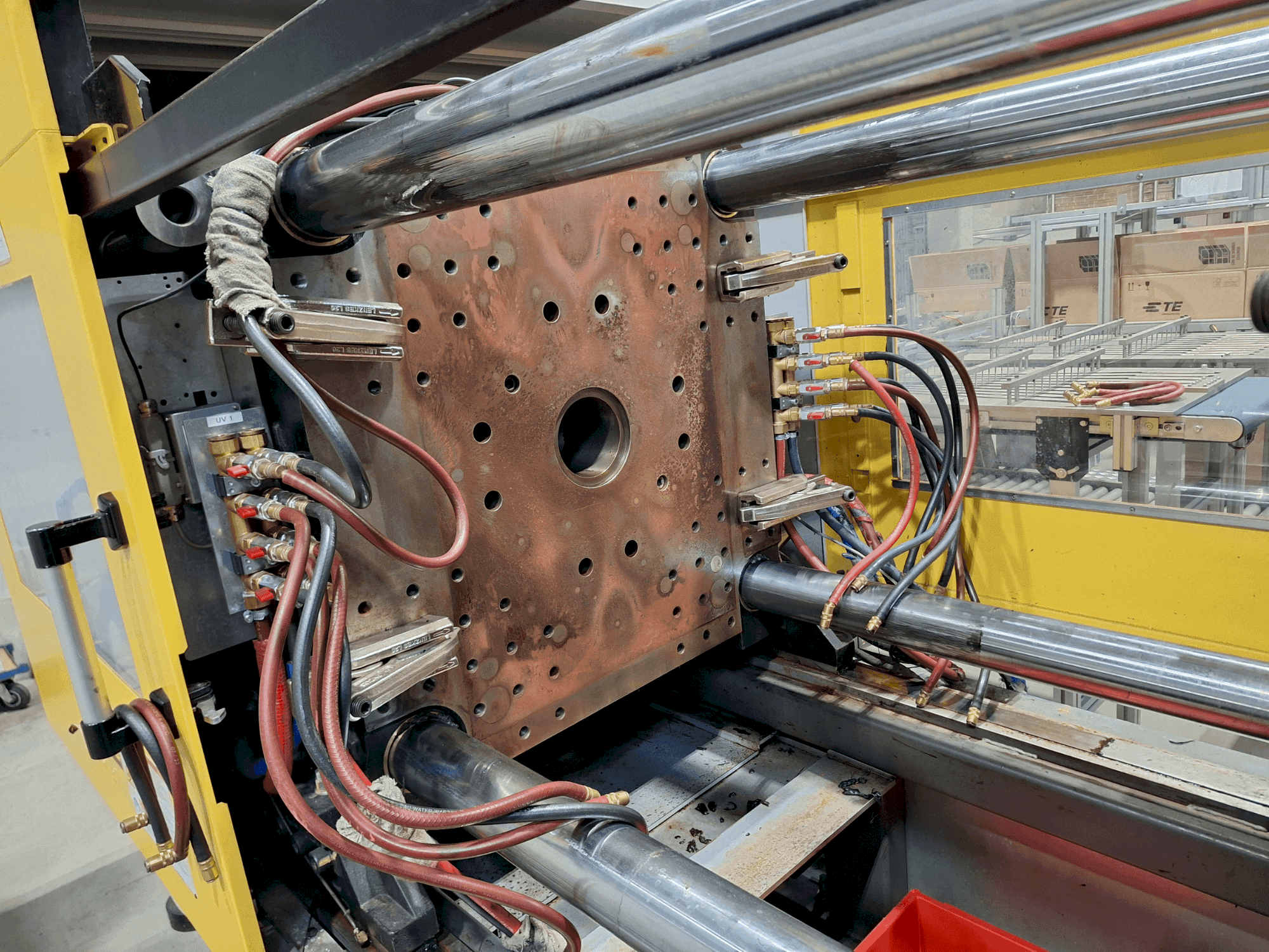 Koneen FANUC Roboshot S220iA etunäkymä