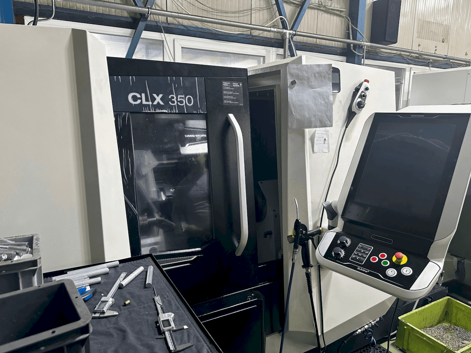 Koneen DMG MORI CLX 350 V6 etunäkymä